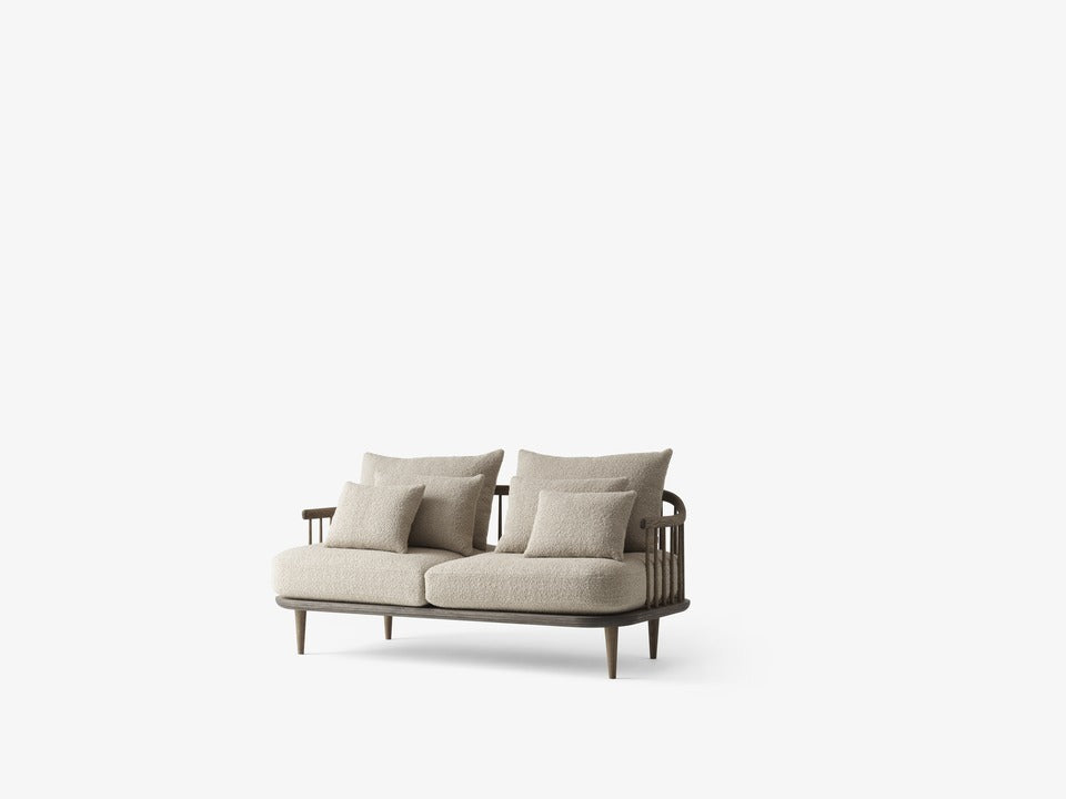 Sofá &Tradition Fly SC2 diseñado por Space Copenhagen con base de madera de roble y tapicería premium con cojines de pluma; Fly Sofa SC2 — Fly SC2 Smoked Oiled Oak w. Hot Madison 094 back; Fly Sofa SC2 — ATD_2021_Retail_Fly SC2_Collect Planter SC72; Fly Sofa SC2 — ATD_Retail_2024_Fly SC2_Fly SC5_Tung JA3_Mist AP15_Flowerpot VP12_X HM10_The Moor AP18-19; Fly Sofa SC2 — Fly SC2 Smoked Oiled Oak w. Karakorum 003