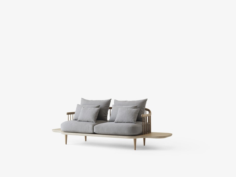 Sofá &Tradition Fly SC3 con base de roble y cojines de pluma, diseño minimalista de Space Copenhagen en salón contemporáneo; Fly Sofa SC3 — ATD_Campaign_2016_Fly_SC3_SC4_True Colour_LP2_LP6_1; Fly Sofa SC3 — Fly SC3 Smoked Oiled Oak w. Hot Madison 093; Fly Sofa SC3 — Fly SC3 Smoked Oiled Oak w. Karakorum 003; Fly Sofa SC3 — Fly SC3 Oiled Oak w. Hot Madison 094