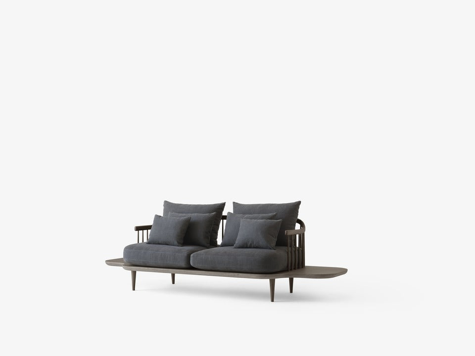 Sofá &Tradition Fly SC3 con base de roble y cojines de pluma, diseño minimalista de Space Copenhagen en salón contemporáneo; Fly Sofa SC3 — ATD_Campaign_2016_Fly_SC3_SC4_True Colour_LP2_LP6_1; Fly Sofa SC3 — Fly SC3 Smoked Oiled Oak w. Hot Madison 093; Fly Sofa SC3 — Fly SC3 Smoked Oiled Oak w. Karakorum 003; Fly Sofa SC3 — Fly SC3 Oiled Oak w. Hot Madison 094