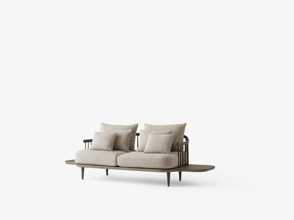Sofá &Tradition Fly SC3 con base de roble y cojines de pluma, diseño minimalista de Space Copenhagen en salón contemporáneo; Fly Sofa SC3 — ATD_Campaign_2016_Fly_SC3_SC4_True Colour_LP2_LP6_1; Fly Sofa SC3 — Fly SC3 Smoked Oiled Oak w. Hot Madison 093; Fly Sofa SC3 — Fly SC3 Smoked Oiled Oak w. Karakorum 003; Fly Sofa SC3 — Fly SC3 Oiled Oak w. Hot Madison 094