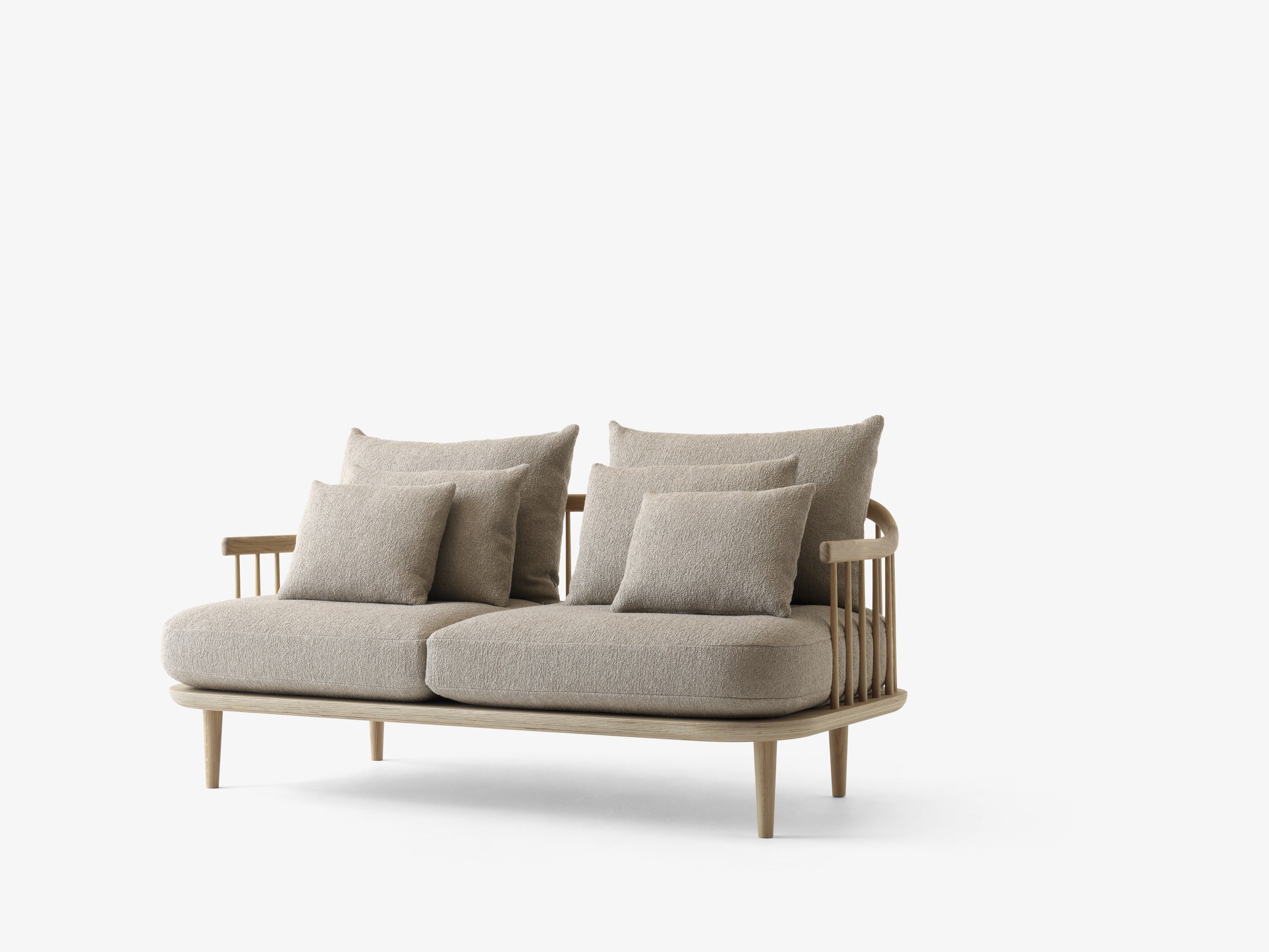 Sofá &Tradition Fly SC2 diseñado por Space Copenhagen con base de madera de roble y tapicería premium con cojines de pluma; Fly Sofa SC2 — Fly SC2 Smoked Oiled Oak w. Hot Madison 094 back; Fly Sofa SC2 — ATD_2021_Retail_Fly SC2_Collect Planter SC72; Fly Sofa SC2 — ATD_Retail_2024_Fly SC2_Fly SC5_Tung JA3_Mist AP15_Flowerpot VP12_X HM10_The Moor AP18-19; Fly Sofa SC2 — Fly SC2 Smoked Oiled Oak w. Karakorum 003