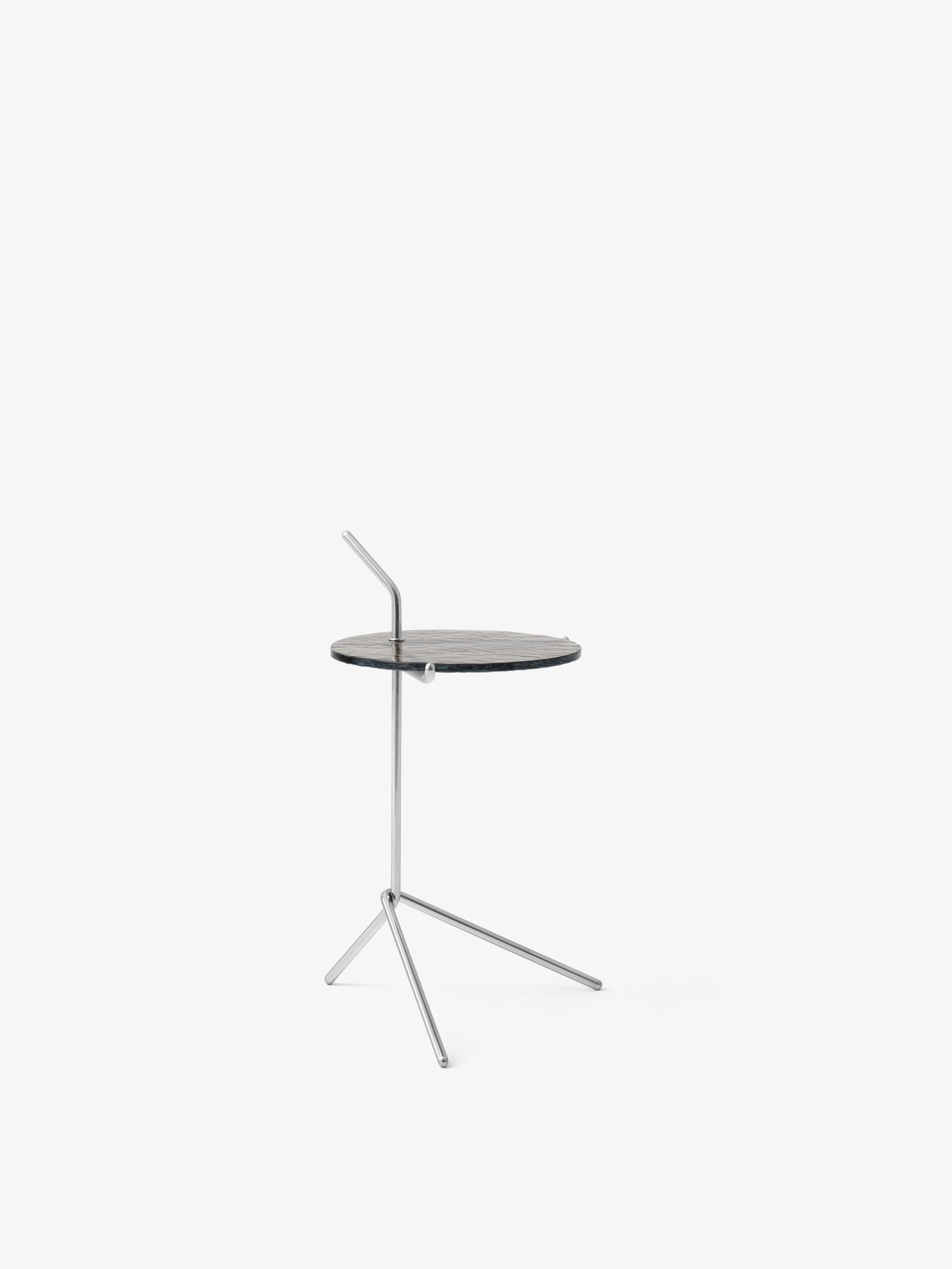 Mesa auxiliar Halten SH9 de &Tradition con estructura de acero inoxidable y tablero de cristal, diseño minimalista de Sebasti; Halten Side Table SH9 — ATD_Retail_2024_Halten SH9_Collect Glass SC78; Halten Side Table SH9 — Halten SH9_Verde Guatemala Marble w. Polished stainless steel_detail; Halten Side Table SH9 — ATD_Retail_2025_Halten SH9_The Moor AP19; Halten Side Table SH9 — ATD_Retail_2024_Halten SH9_3