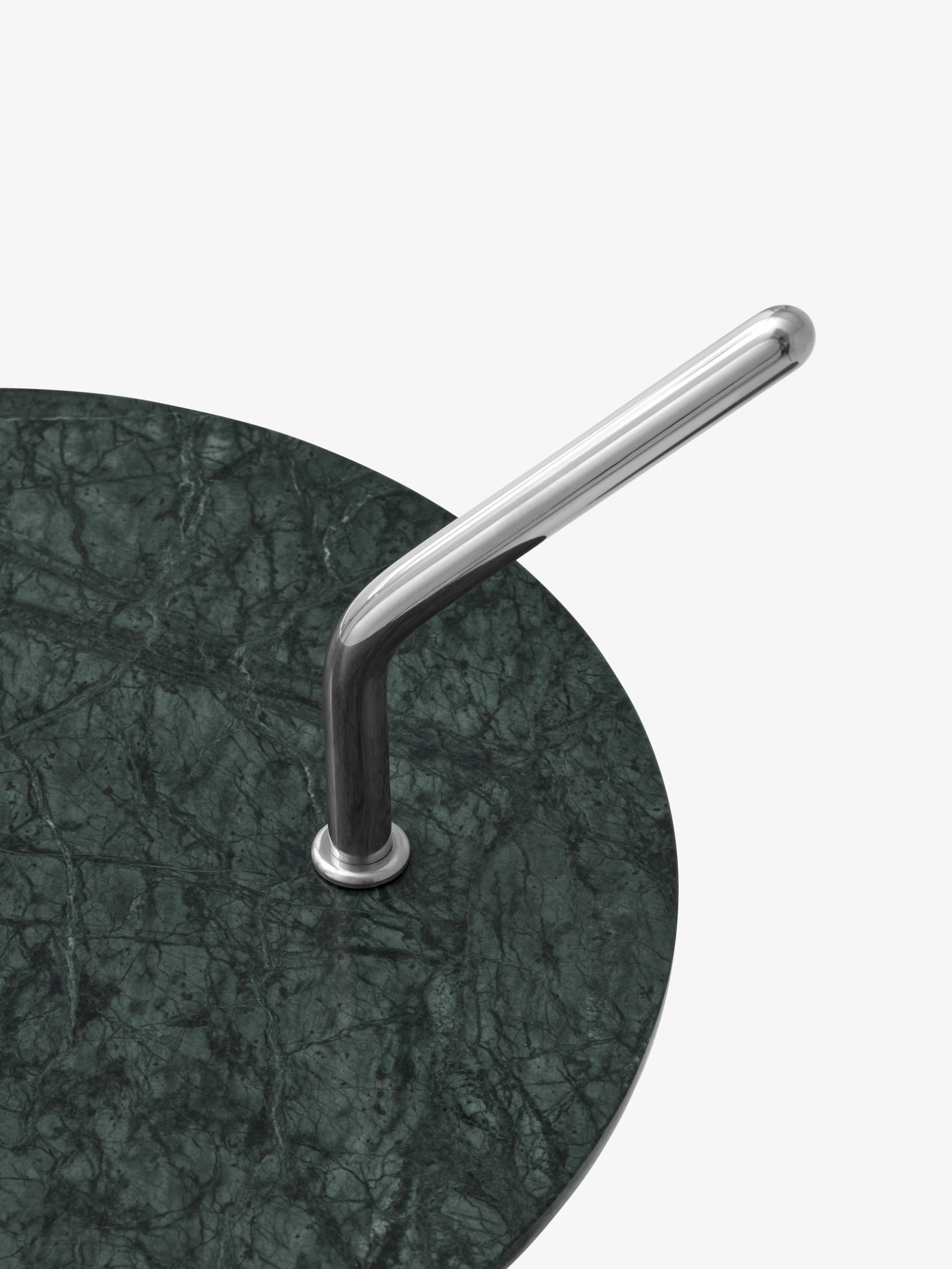Mesa auxiliar Halten SH9 de &Tradition con estructura de acero inoxidable y tablero de cristal, diseño minimalista de Sebasti; Halten Side Table SH9 — ATD_Retail_2024_Halten SH9_Collect Glass SC78; Halten Side Table SH9 — Halten SH9_Verde Guatemala Marble w. Polished stainless steel_detail; Halten Side Table SH9 — ATD_Retail_2025_Halten SH9_The Moor AP19; Halten Side Table SH9 — ATD_Retail_2024_Halten SH9_3