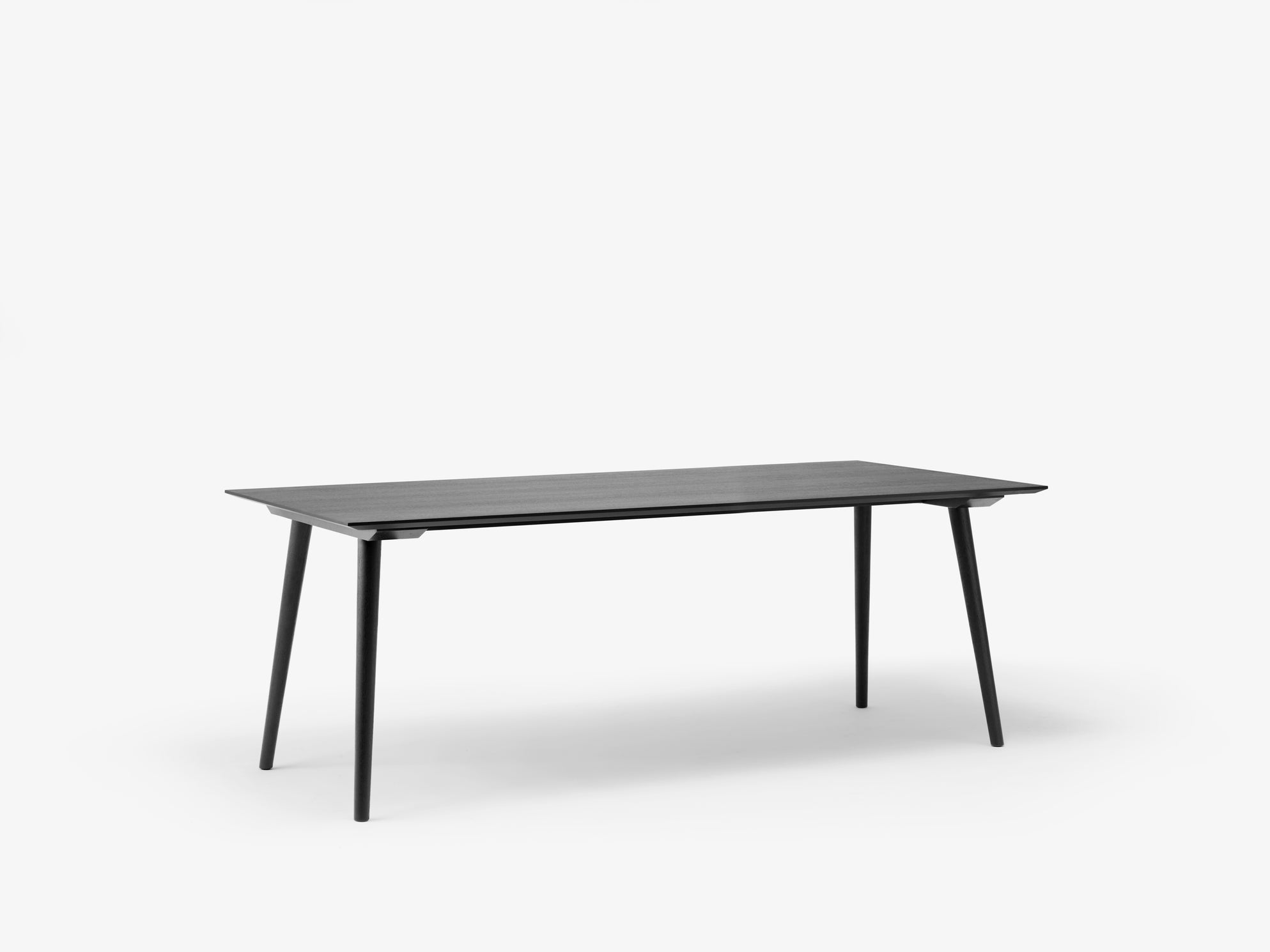 Mesa de comedor &Tradition In Between SK5 con tablero de linóleo negro y patas de roble macizo, diseño minimalista nórdico; In Between Dining Table SK5 — IN_BETWEEN_SK5_BLACK_SIDE; In Between Dining Table SK5 — IN_BETWEEN_SK5_SMOKED_OAK_SIDE; In Between Dining Table SK5 — IN_BETWEEN_SK5_BLACK; In Between Dining Table SK5 — ATD_Retail_2021_In Between SK5_Flowerpot VP3_Rely HW31_Collect _ Planter SC69 &amp; SC71 