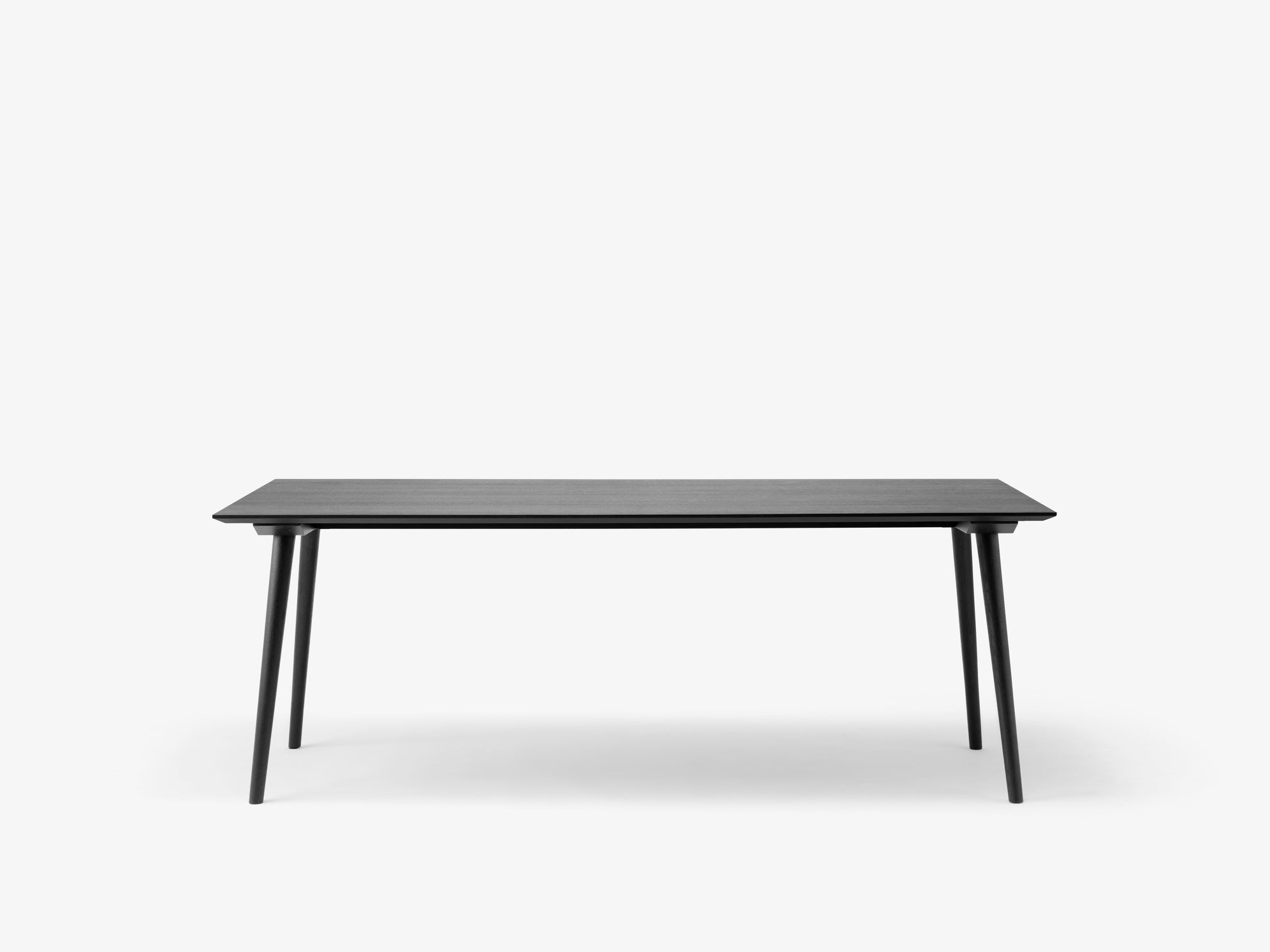 Mesa de comedor &Tradition In Between SK5 con tablero de linóleo negro y patas de roble macizo, diseño minimalista nórdico; In Between Dining Table SK5 — IN_BETWEEN_SK5_BLACK_SIDE; In Between Dining Table SK5 — IN_BETWEEN_SK5_SMOKED_OAK_SIDE; In Between Dining Table SK5 — IN_BETWEEN_SK5_BLACK; In Between Dining Table SK5 — ATD_Retail_2021_In Between SK5_Flowerpot VP3_Rely HW31_Collect _ Planter SC69 &amp; SC71 