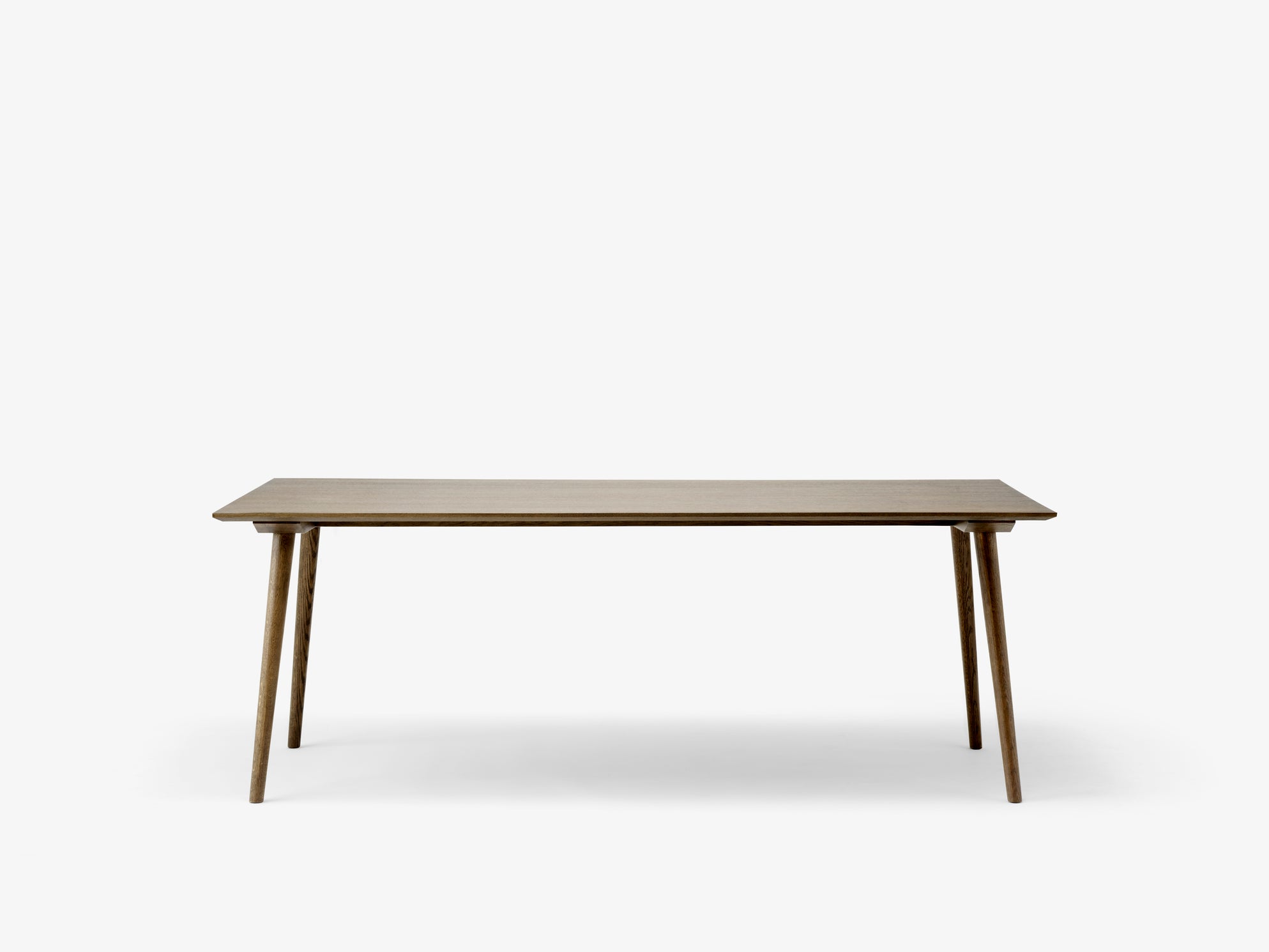 Mesa de comedor &Tradition In Between SK5 con tablero de linóleo negro y patas de roble macizo, diseño minimalista nórdico; In Between Dining Table SK5 — IN_BETWEEN_SK5_BLACK_SIDE; In Between Dining Table SK5 — IN_BETWEEN_SK5_SMOKED_OAK_SIDE; In Between Dining Table SK5 — IN_BETWEEN_SK5_BLACK; In Between Dining Table SK5 — ATD_Retail_2021_In Between SK5_Flowerpot VP3_Rely HW31_Collect _ Planter SC69 &amp; SC71 