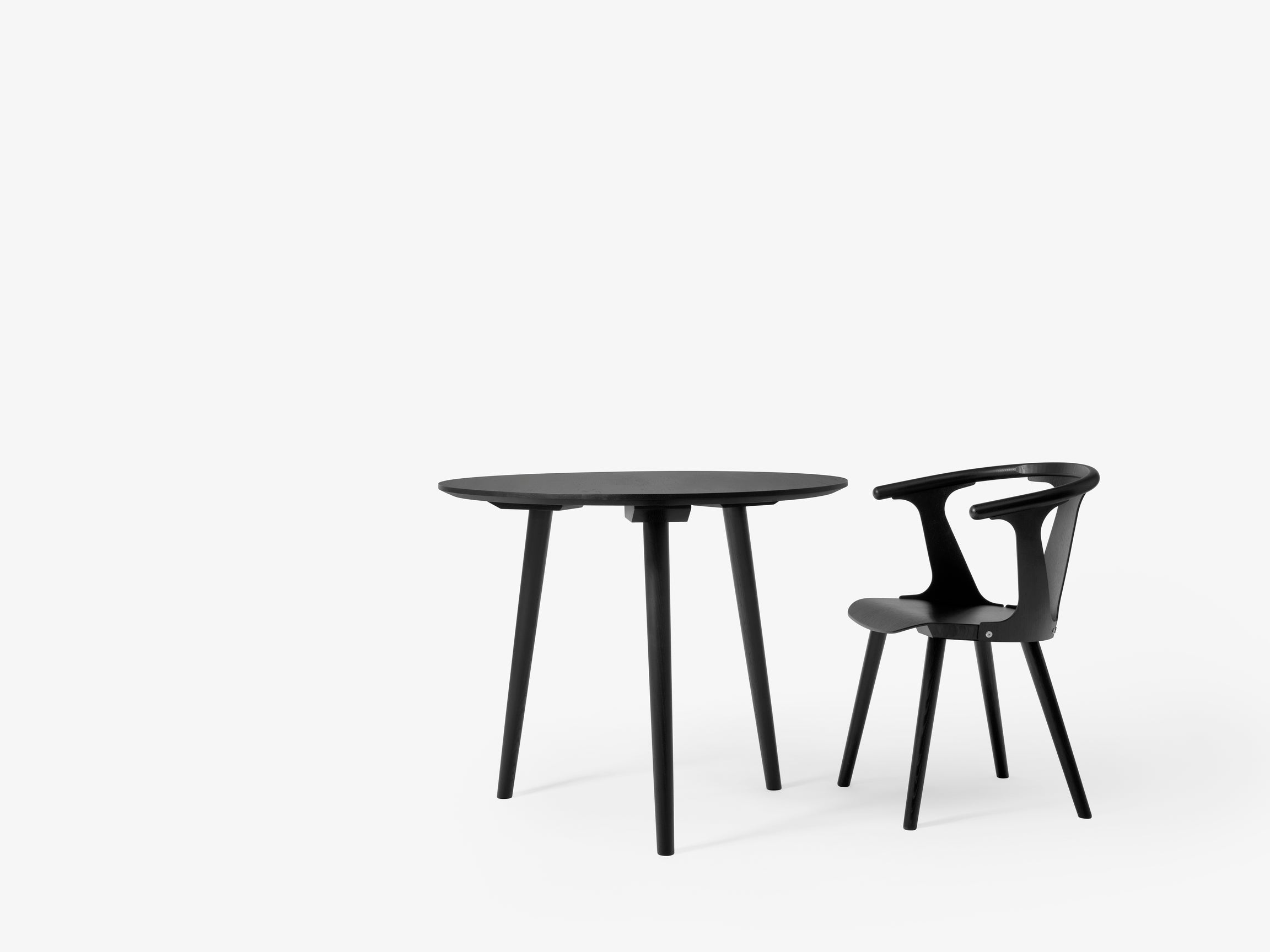 Mesa de comedor In Between SK3 de &Tradition en nogal macizo con diseño minimalista nórdico de Sami Kallio sobre fondo blanco; In Between Dining Table SK3 — ATD_Retail_2024_In Between SK3_Betty TK9; In Between Dining Table SK3 — IN BETWEEN TABLE_SK3_Stained Black OakMarble Light; In Between Dining Table SK3 — In Between_SK3_Walnut; In Between Dining Table SK3 — In Between SK3-SK4_Black Lacquered Oak