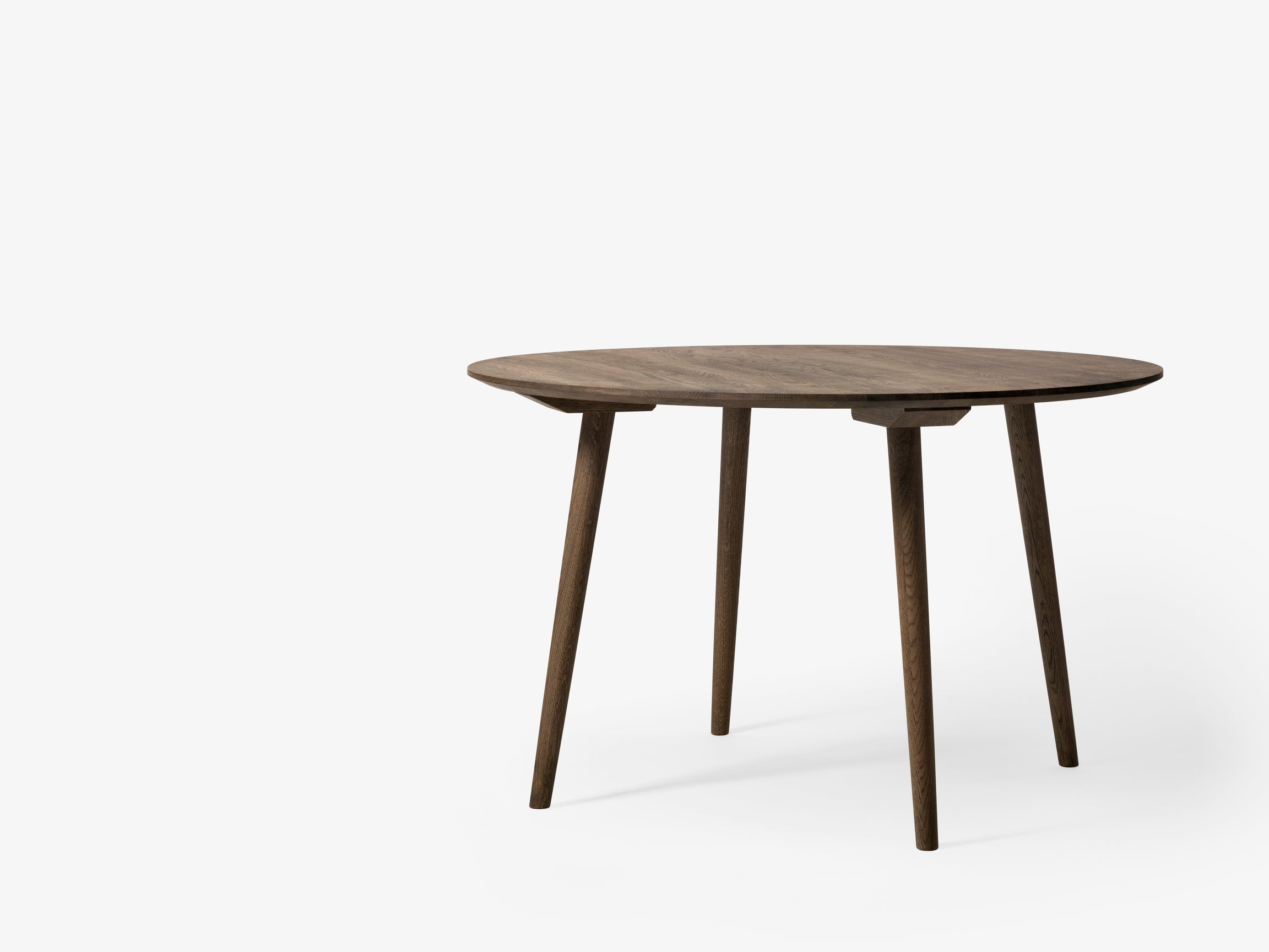 Mesa de comedor &Tradition In Between SK4 en nogal macizo con diseño minimalista nórdico de Sami Kallio sobre fondo blanco; In Between Dining Table SK4 — IN BETWEEN TABLE_SK4_SMOKED OLIED OAK; In Between Dining Table SK4 — In-Between-SK4-Walnut; In Between Dining Table SK4 — IN BETWEEN TABLE_SK4_WHITE OLIED OAK; In Between Dining Table SK4 — In Between_SK4_walnut
