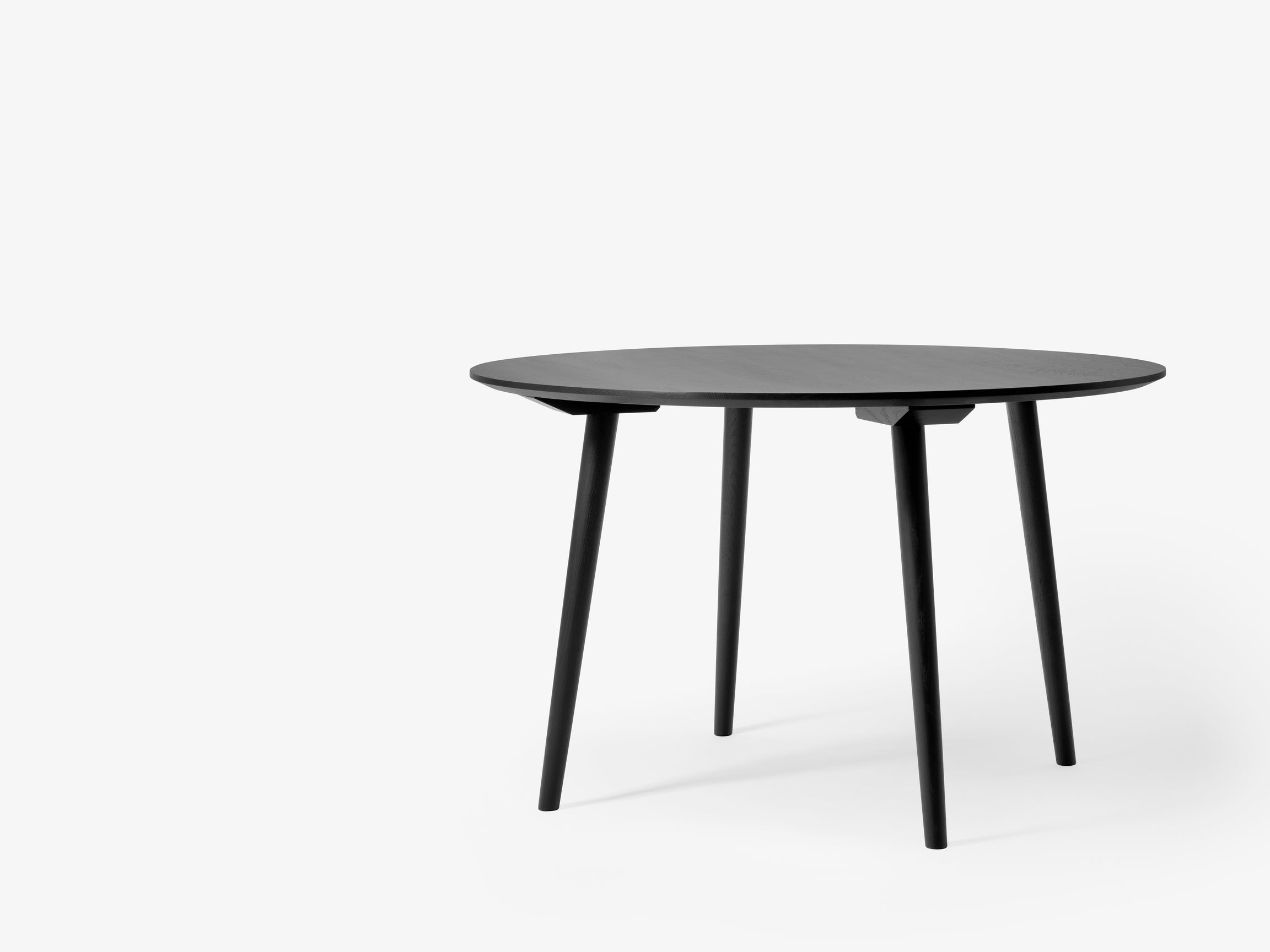 Mesa de comedor &Tradition In Between SK4 en nogal macizo con diseño minimalista nórdico de Sami Kallio sobre fondo blanco; In Between Dining Table SK4 — IN BETWEEN TABLE_SK4_SMOKED OLIED OAK; In Between Dining Table SK4 — In-Between-SK4-Walnut; In Between Dining Table SK4 — IN BETWEEN TABLE_SK4_WHITE OLIED OAK; In Between Dining Table SK4 — In Between_SK4_walnut