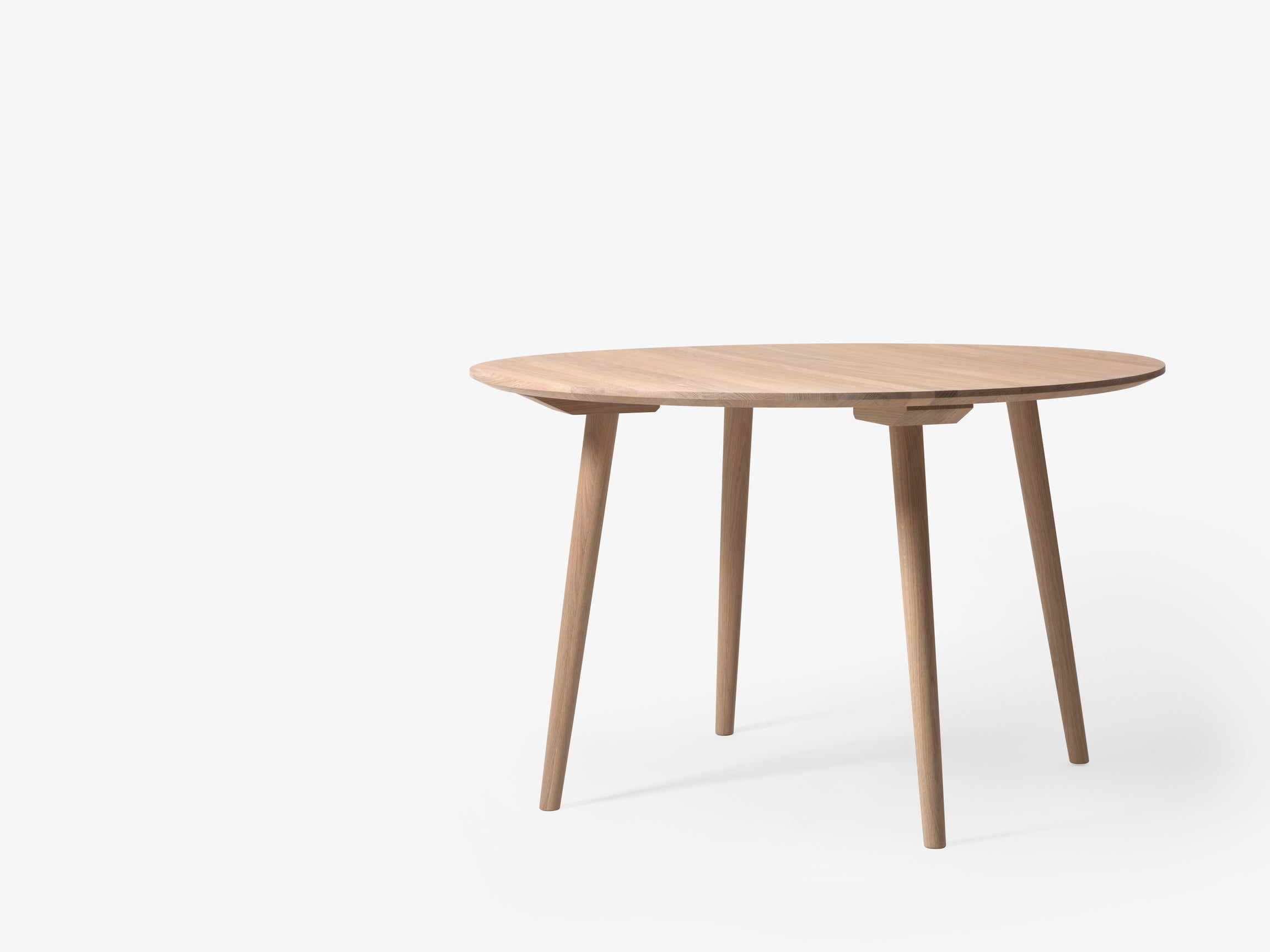 Mesa de comedor &Tradition In Between SK4 en nogal macizo con diseño minimalista nórdico de Sami Kallio sobre fondo blanco; In Between Dining Table SK4 — IN BETWEEN TABLE_SK4_SMOKED OLIED OAK; In Between Dining Table SK4 — In-Between-SK4-Walnut; In Between Dining Table SK4 — IN BETWEEN TABLE_SK4_WHITE OLIED OAK; In Between Dining Table SK4 — In Between_SK4_walnut