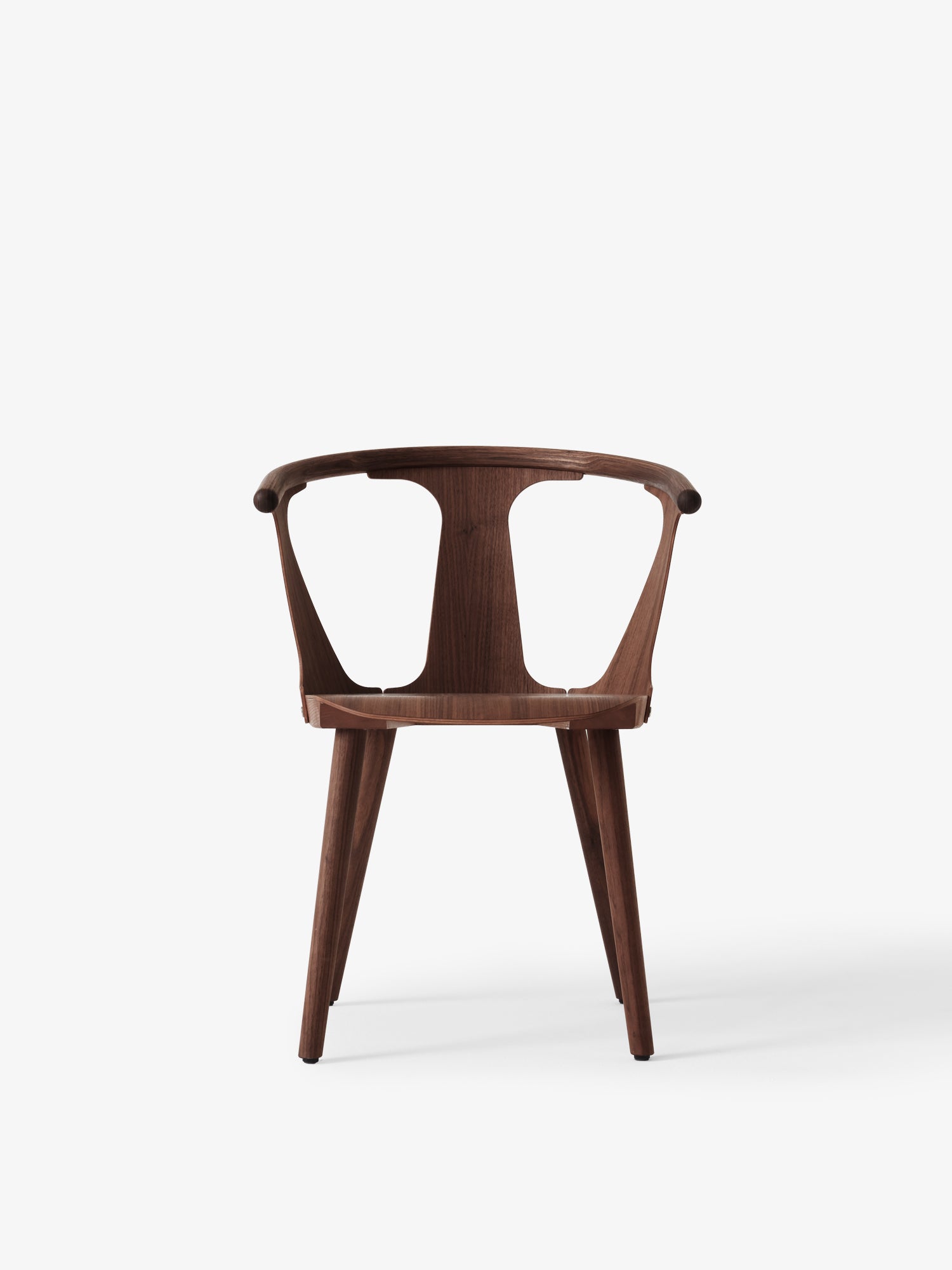 Butaca In Between SK1 de &Tradition en madera maciza y chapa moldeada, diseñada por Sami Kallio con líneas minimalistas nórdi