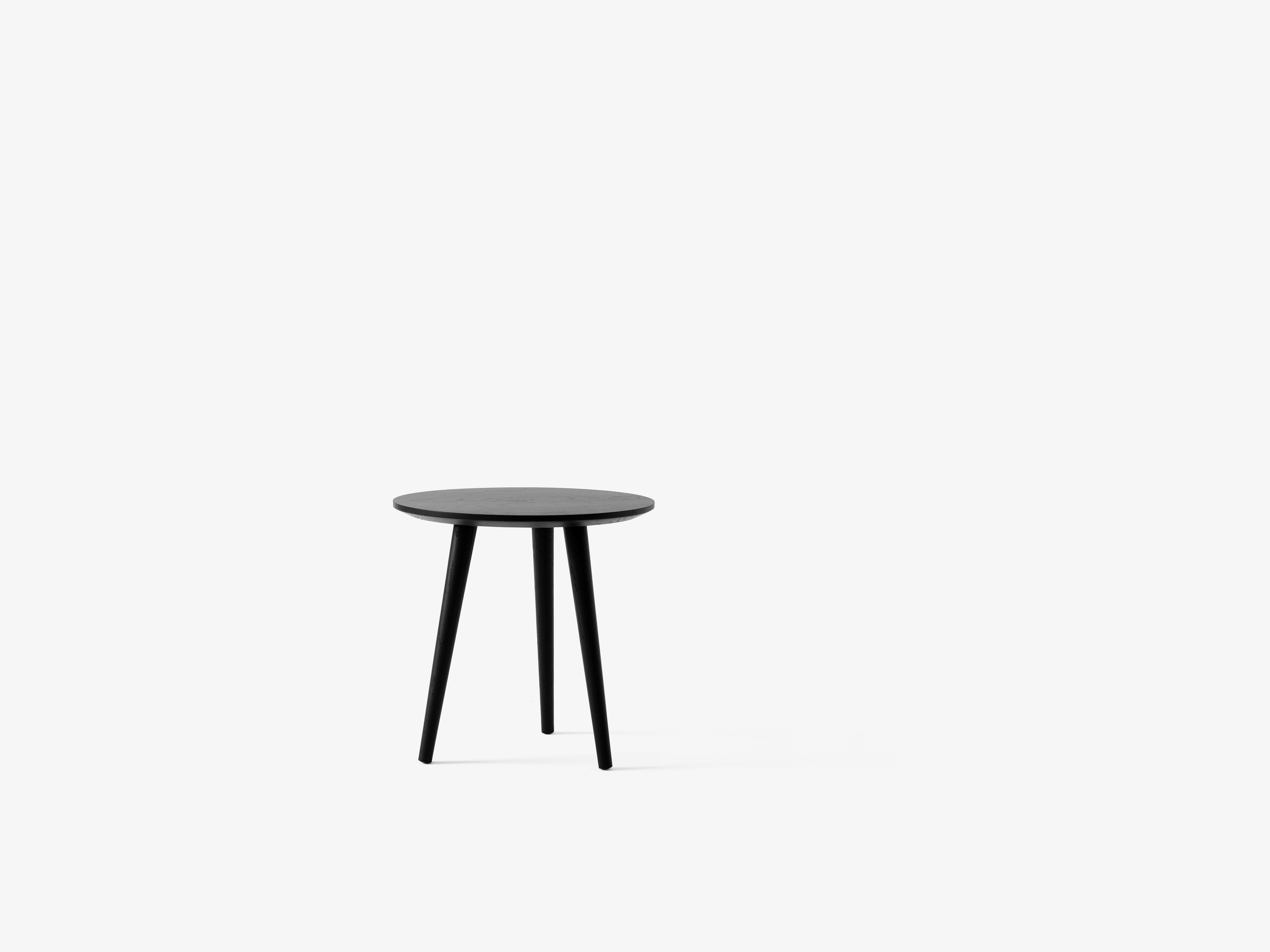 Mesa auxiliar In Between SK13 de &Tradition en roble macizo, diseño minimalista nórdico de Sami Kallio sobre fondo blanco; In Between Side Table SK13 — In-Between-SK13- oiled Oak; In Between Side Table SK13 — In Between_SK13-SK15_Smoked oiled Oak; In Between Side Table SK13 — ATD_Retail_2025_In Between SK13_Betty TK1_Betty TK2_Momento Vase JH41_Momento Vase JH40; In Between Side Table SK13 — In-Between-SK13-Smoked-Oiled-Oak