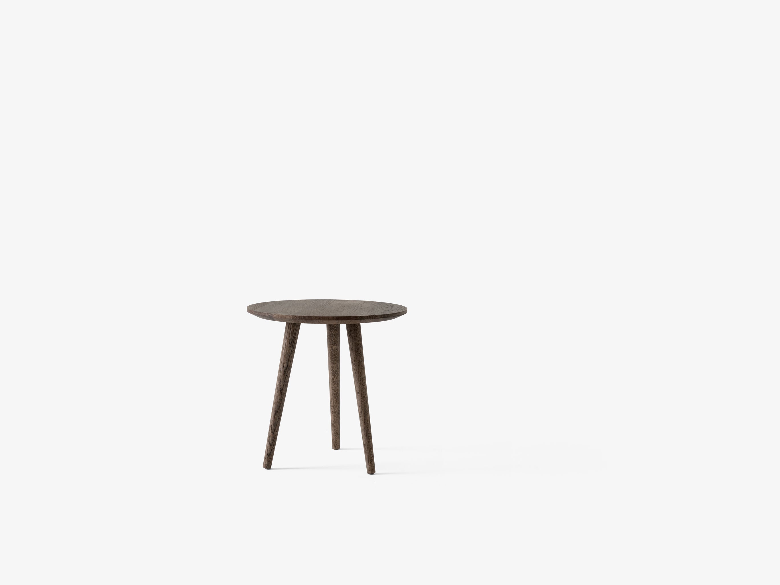Mesa auxiliar In Between SK13 de &Tradition en roble macizo, diseño minimalista nórdico de Sami Kallio sobre fondo blanco; In Between Side Table SK13 — In-Between-SK13- oiled Oak; In Between Side Table SK13 — In Between_SK13-SK15_Smoked oiled Oak; In Between Side Table SK13 — ATD_Retail_2025_In Between SK13_Betty TK1_Betty TK2_Momento Vase JH41_Momento Vase JH40; In Between Side Table SK13 — In-Between-SK13-Smoked-Oiled-Oak