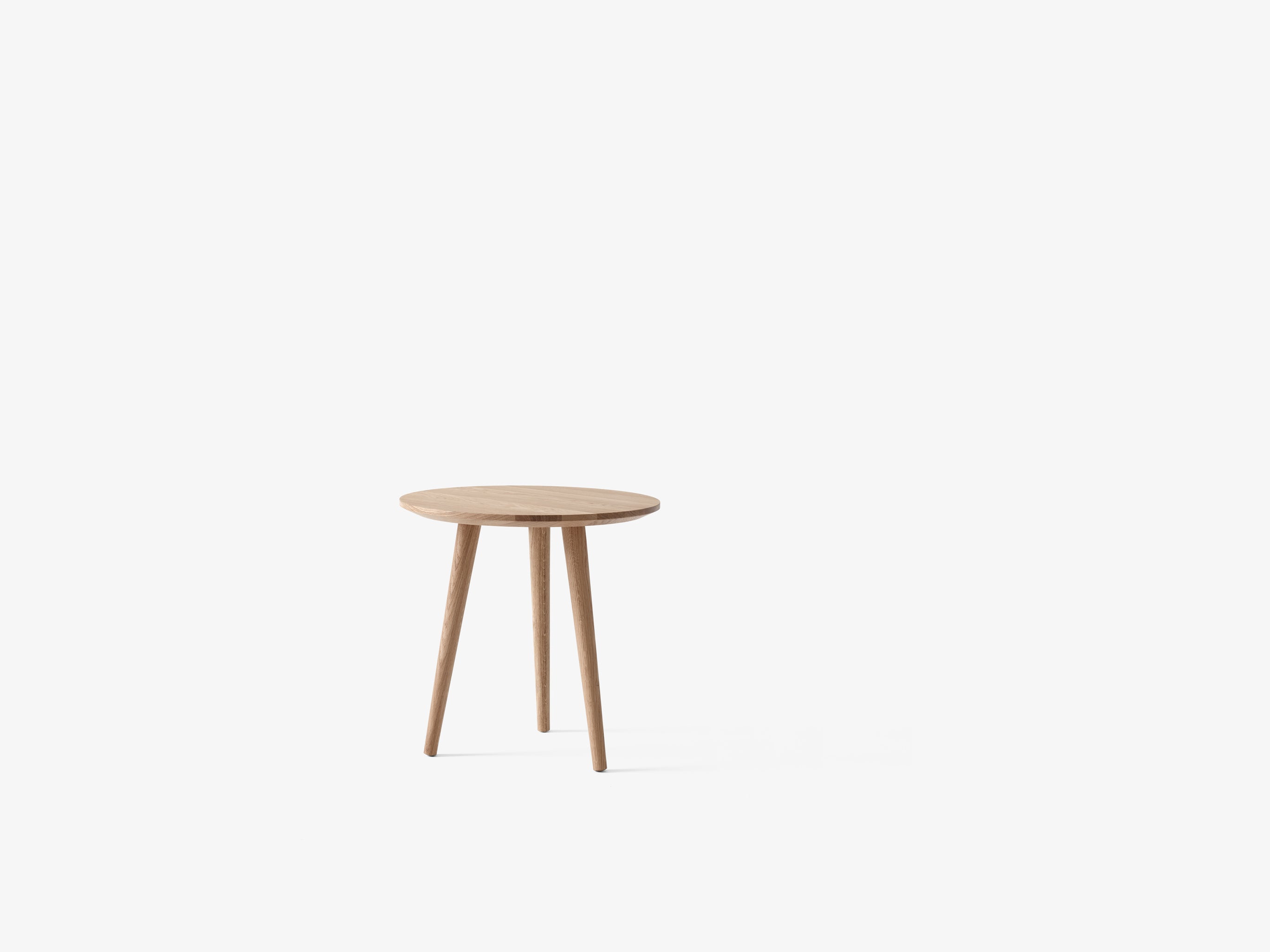 Mesa auxiliar In Between SK13 de &Tradition en roble macizo, diseño minimalista nórdico de Sami Kallio sobre fondo blanco; In Between Side Table SK13 — In-Between-SK13- oiled Oak; In Between Side Table SK13 — In Between_SK13-SK15_Smoked oiled Oak; In Between Side Table SK13 — ATD_Retail_2025_In Between SK13_Betty TK1_Betty TK2_Momento Vase JH41_Momento Vase JH40; In Between Side Table SK13 — In-Between-SK13-Smoked-Oiled-Oak
