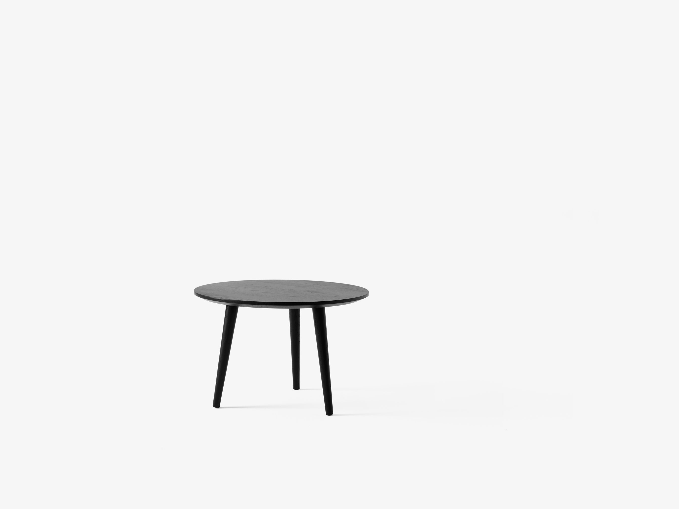 Mesa de centro In Between SK14 de &Tradition en roble macizo con diseño minimalista nórdico de Sami Kallio; In Between Coffee Table SK14 — In-Between-SK14-Smoked-Oiled-Oak; In Between Coffee Table SK14 — In-Between-SK14- oiled Oak