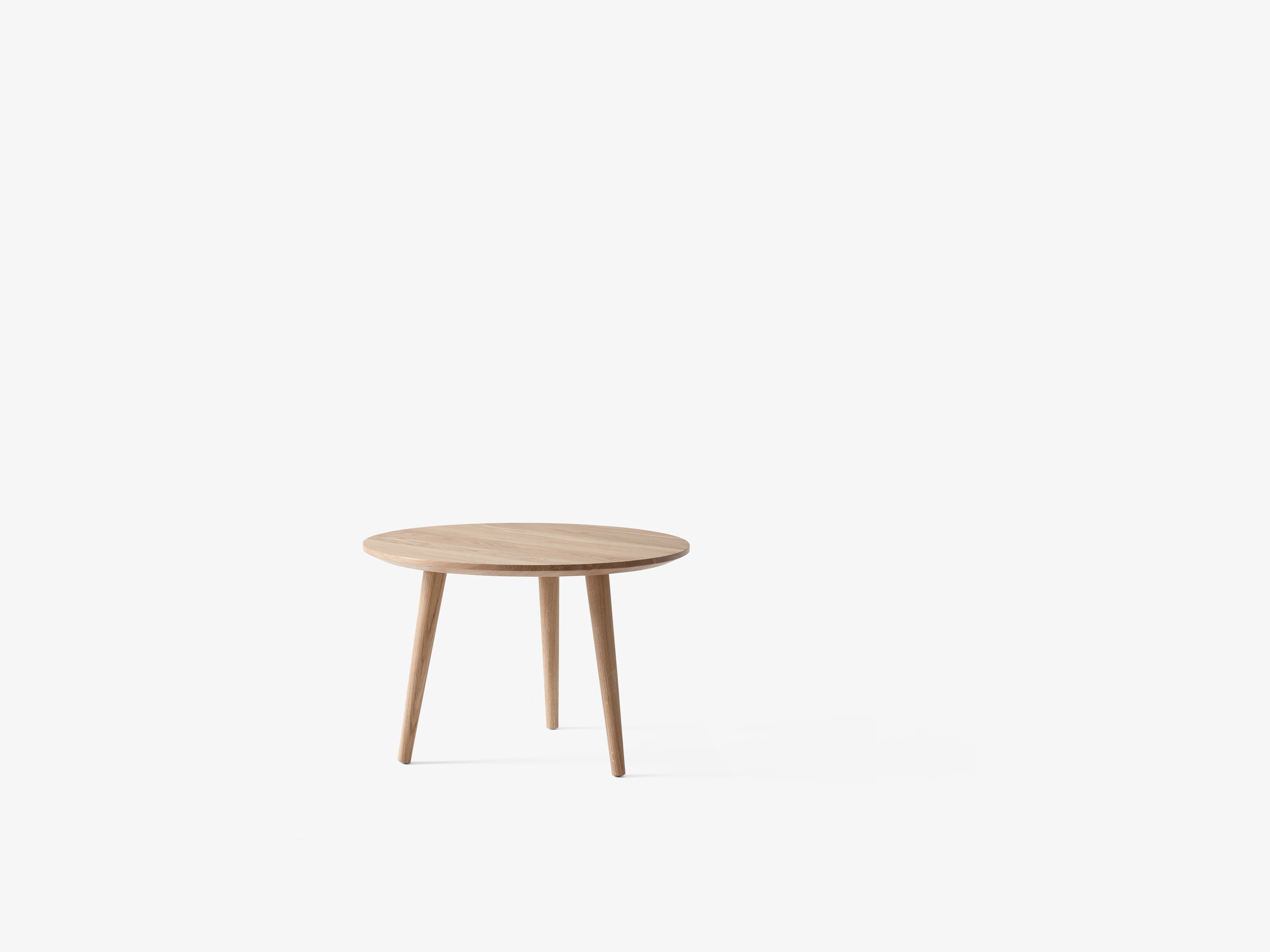Mesa de centro In Between SK14 de &Tradition en roble macizo con diseño minimalista nórdico de Sami Kallio; In Between Coffee Table SK14 — In-Between-SK14-Smoked-Oiled-Oak; In Between Coffee Table SK14 — In-Between-SK14- oiled Oak