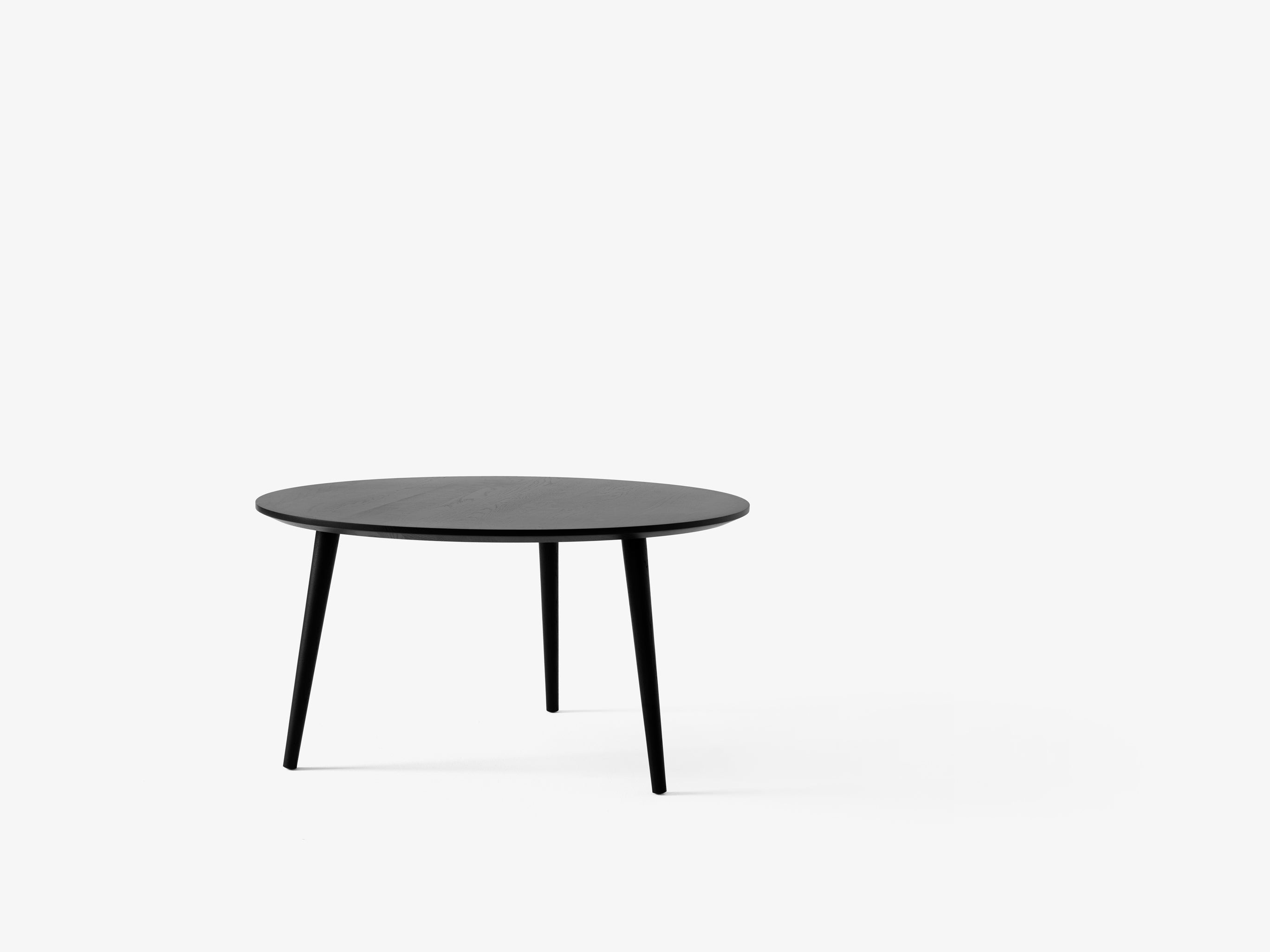 Mesa de centro In Between SK15 de &Tradition en roble macizo con diseño nórdico minimalista de Sami Kallio sobre fondo blanco; In Between Coffee Table SK15 — In-Between-SK15-Smoked-Oiled-Oak; In Between Coffee Table SK15 — In-Between-Sk13-SK15-Lounge-group- oiled Oak; In Between Coffee Table SK15 — In-Between-Sk13-SK15-Lounge-group-Black lacquerd oak_; In Between Coffee Table SK15 — In-Between-SK15-Black lacquered oak