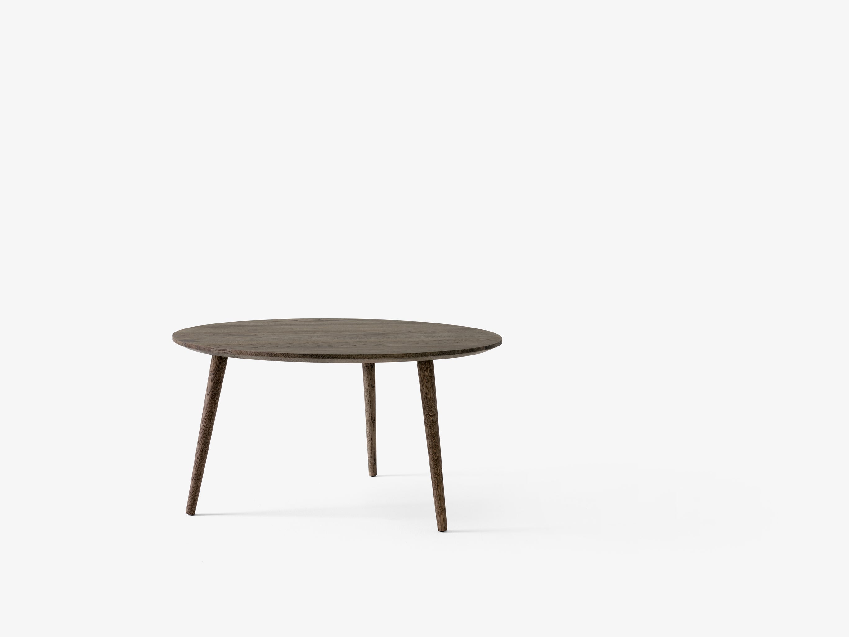 Mesa de centro In Between SK15 de &Tradition en roble macizo con diseño nórdico minimalista de Sami Kallio sobre fondo blanco; In Between Coffee Table SK15 — In-Between-SK15-Smoked-Oiled-Oak; In Between Coffee Table SK15 — In-Between-Sk13-SK15-Lounge-group- oiled Oak; In Between Coffee Table SK15 — In-Between-Sk13-SK15-Lounge-group-Black lacquerd oak_; In Between Coffee Table SK15 — In-Between-SK15-Black lacquered oak