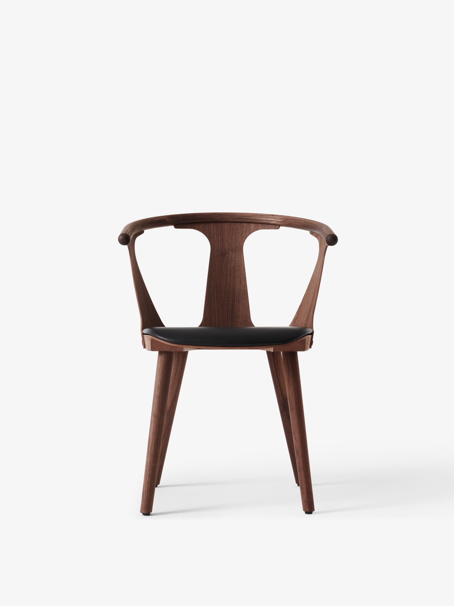 Butaca In Between SK2 de &Tradition con estructura de madera sólida y tapicería, diseño escandinavo de Sami Kallio en ambient