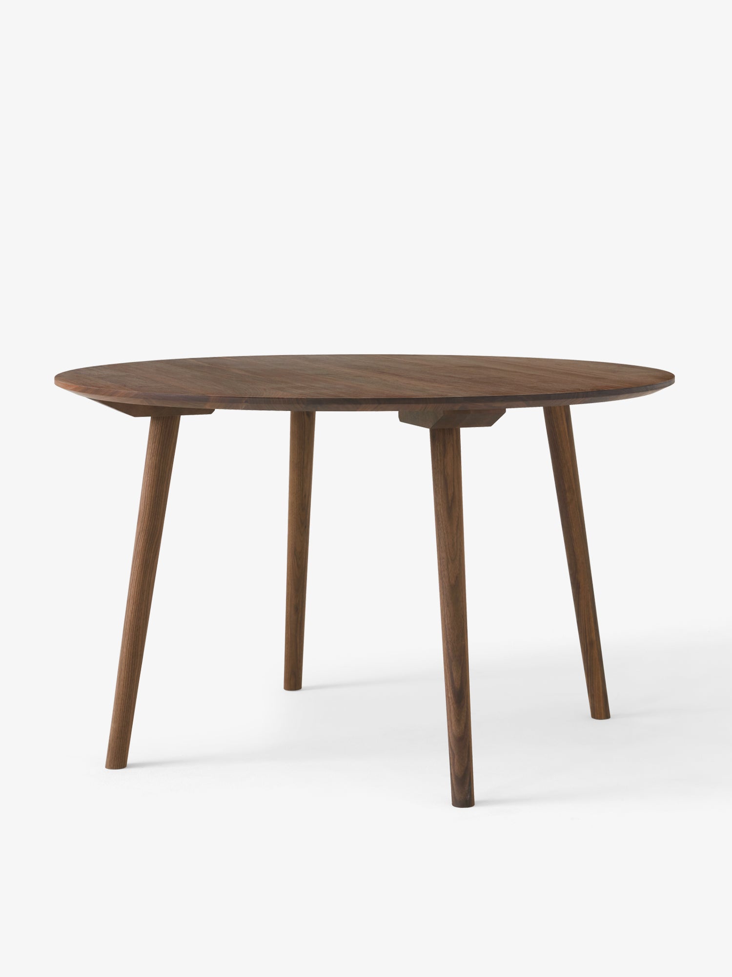Mesa de comedor &Tradition In Between SK4 en nogal macizo con diseño minimalista nórdico de Sami Kallio sobre fondo blanco; In Between Dining Table SK4 — IN BETWEEN TABLE_SK4_SMOKED OLIED OAK; In Between Dining Table SK4 — In-Between-SK4-Walnut; In Between Dining Table SK4 — IN BETWEEN TABLE_SK4_WHITE OLIED OAK; In Between Dining Table SK4 — In Between_SK4_walnut