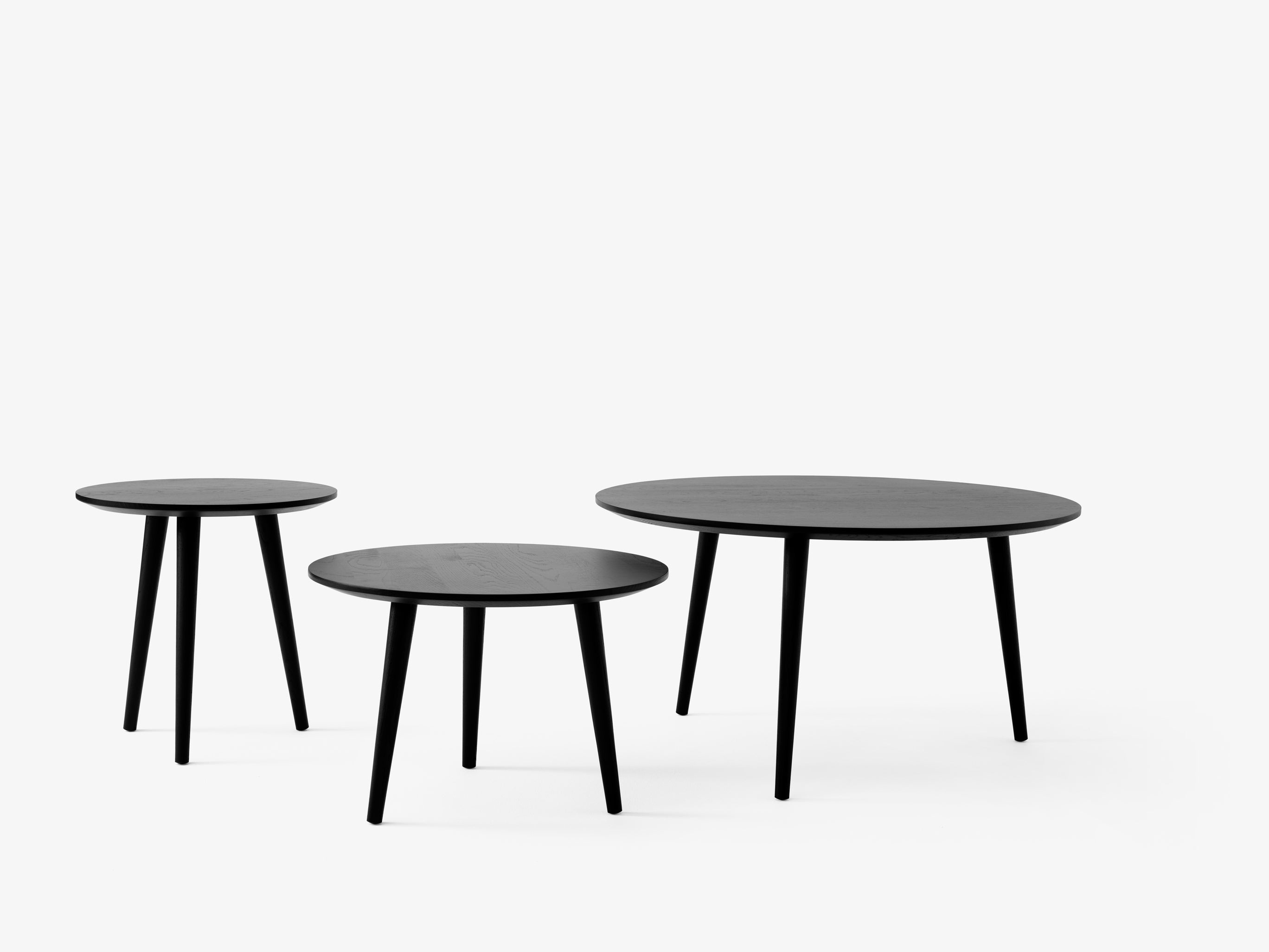 Mesa de centro In Between SK15 de &Tradition en roble macizo con diseño nórdico minimalista de Sami Kallio sobre fondo blanco; In Between Coffee Table SK15 — In-Between-SK15-Smoked-Oiled-Oak; In Between Coffee Table SK15 — In-Between-Sk13-SK15-Lounge-group- oiled Oak; In Between Coffee Table SK15 — In-Between-Sk13-SK15-Lounge-group-Black lacquerd oak_; In Between Coffee Table SK15 — In-Between-SK15-Black lacquered oak