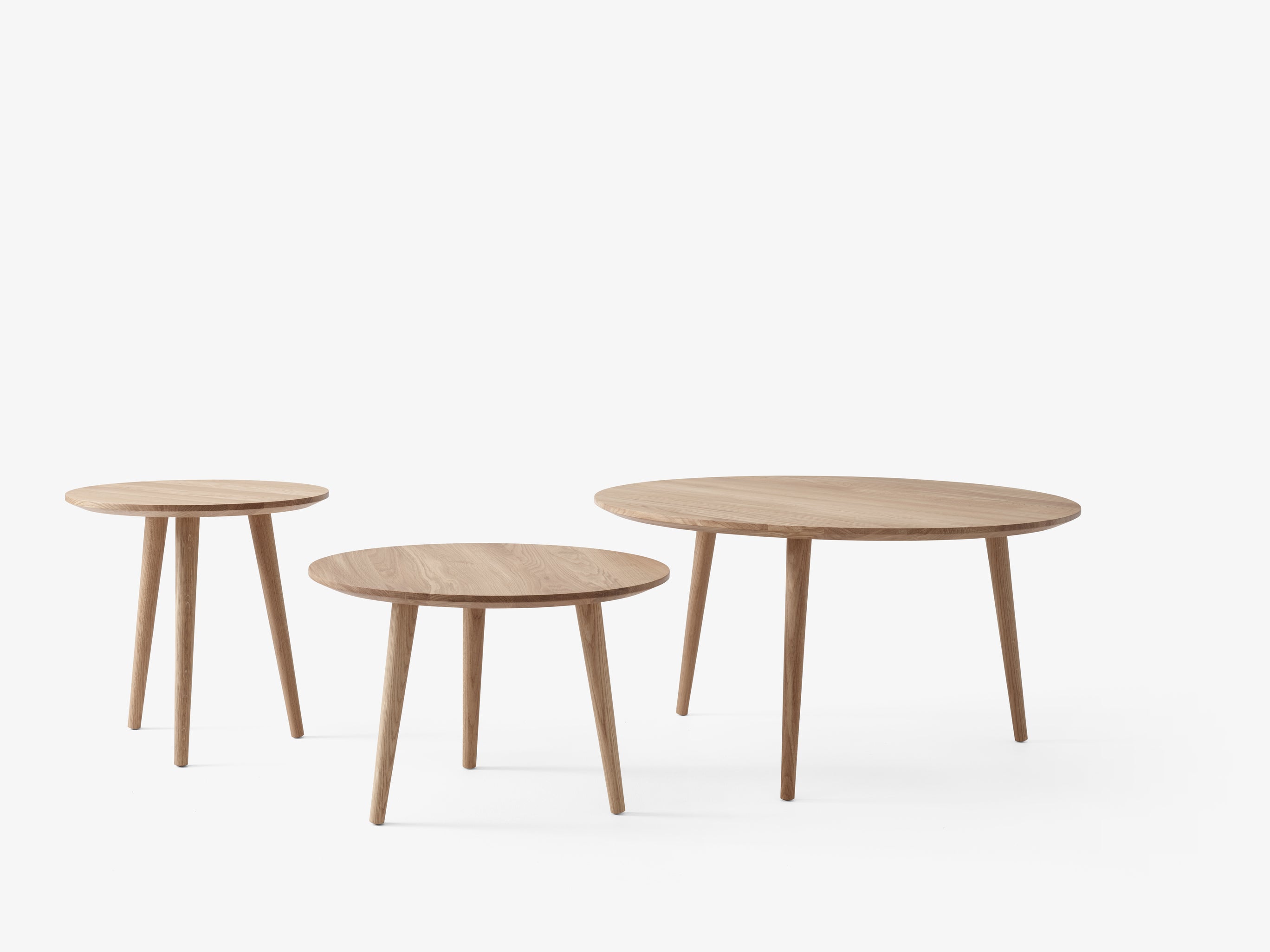 Mesa de centro In Between SK15 de &Tradition en roble macizo con diseño nórdico minimalista de Sami Kallio sobre fondo blanco; In Between Coffee Table SK15 — In-Between-SK15-Smoked-Oiled-Oak; In Between Coffee Table SK15 — In-Between-Sk13-SK15-Lounge-group- oiled Oak; In Between Coffee Table SK15 — In-Between-Sk13-SK15-Lounge-group-Black lacquerd oak_; In Between Coffee Table SK15 — In-Between-SK15-Black lacquered oak