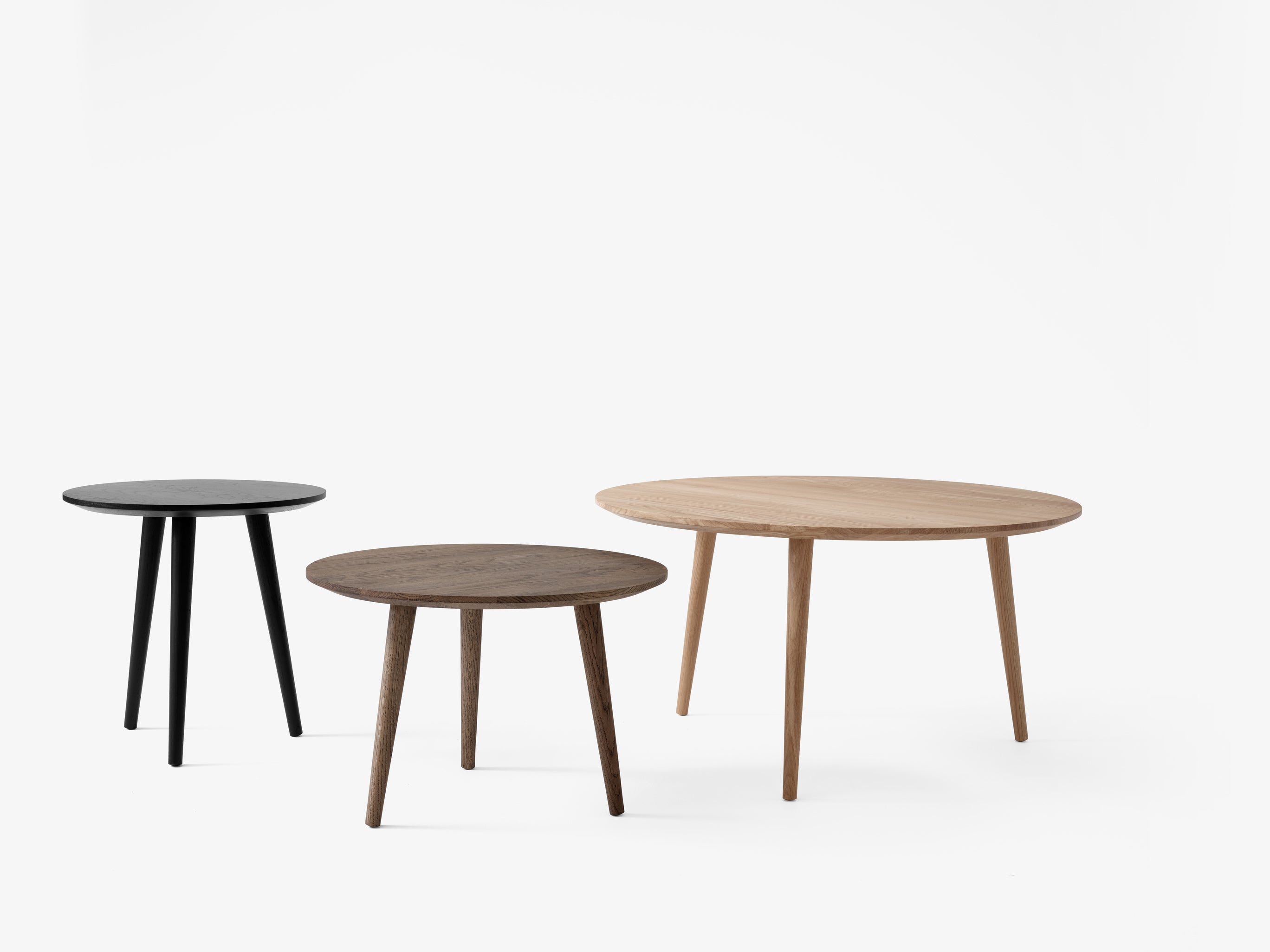 Mesa de centro In Between SK15 de &Tradition en roble macizo con diseño nórdico minimalista de Sami Kallio sobre fondo blanco; In Between Coffee Table SK15 — In-Between-SK15-Smoked-Oiled-Oak; In Between Coffee Table SK15 — In-Between-Sk13-SK15-Lounge-group- oiled Oak; In Between Coffee Table SK15 — In-Between-Sk13-SK15-Lounge-group-Black lacquerd oak_; In Between Coffee Table SK15 — In-Between-SK15-Black lacquered oak