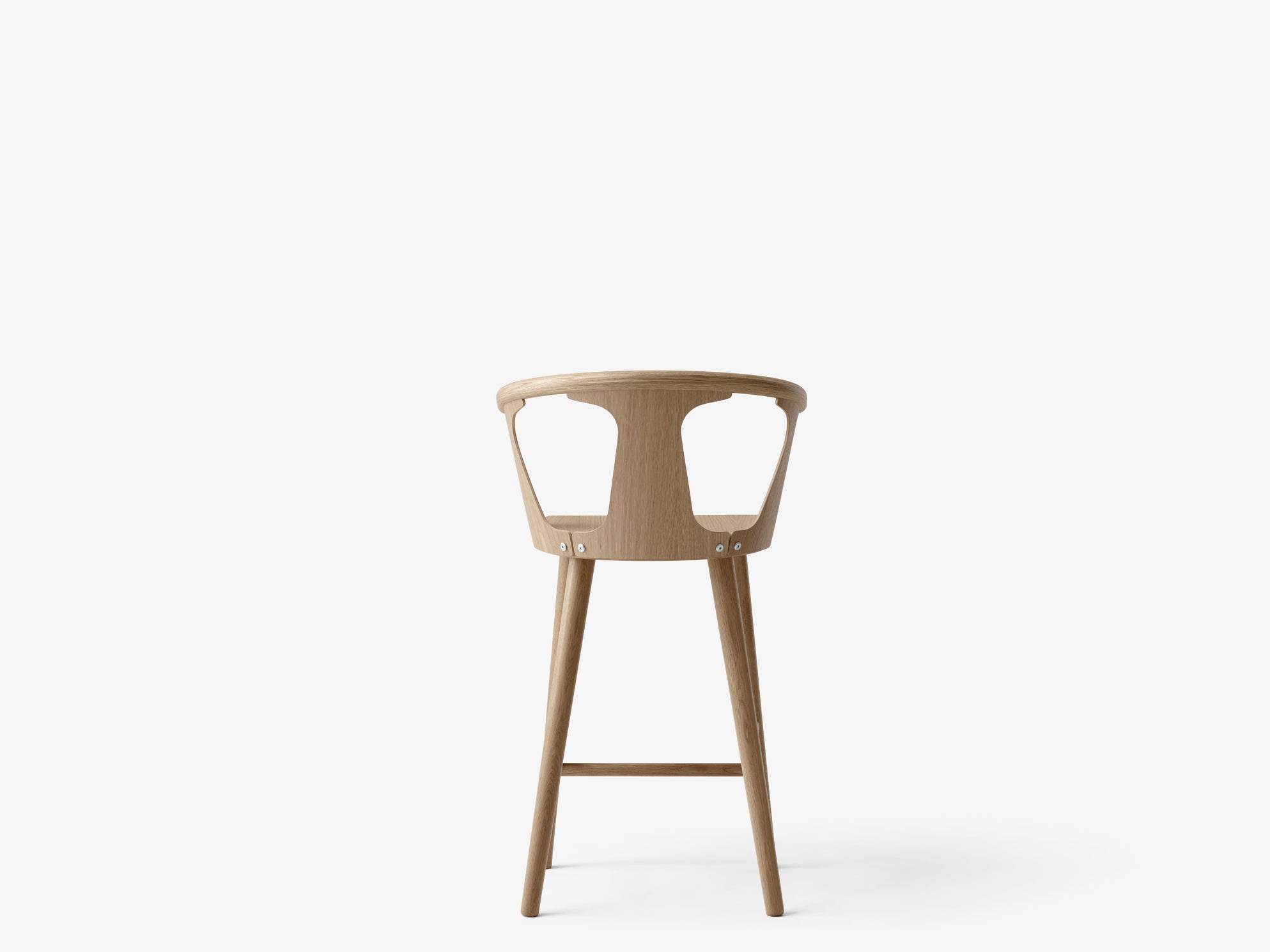 Reposapiés &Tradition In Between SK7 diseñado por Sami Kallio, estilo nórdico minimalista con líneas limpias y elegantes; Footrest protector In Between SK7 — In Between Bar Stool_White_SK7_1