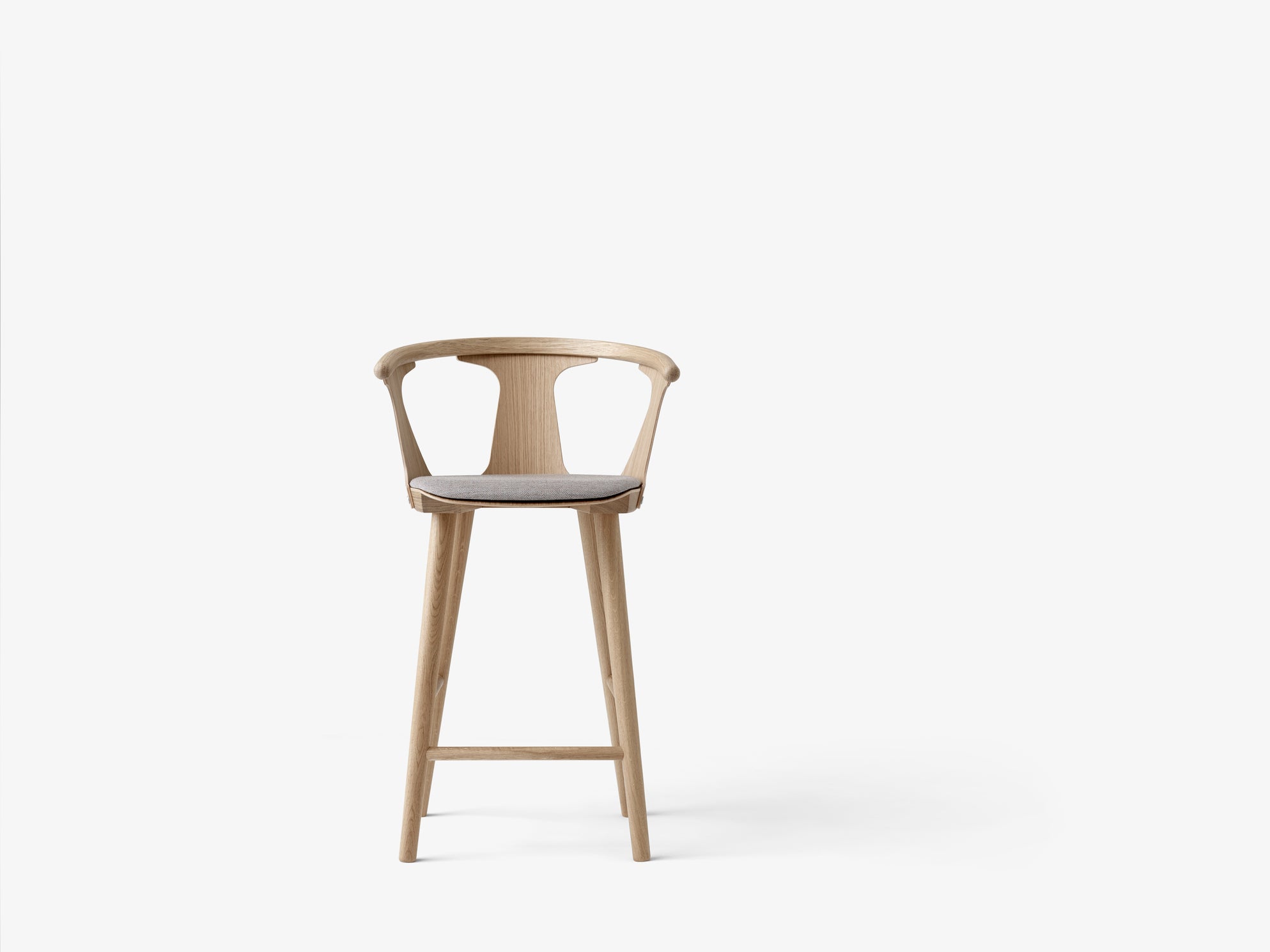 Taburete alto In Between Counter Chair SK8 de &Tradition en madera maciza con respaldo curvado y asiento tapizado, diseño nór