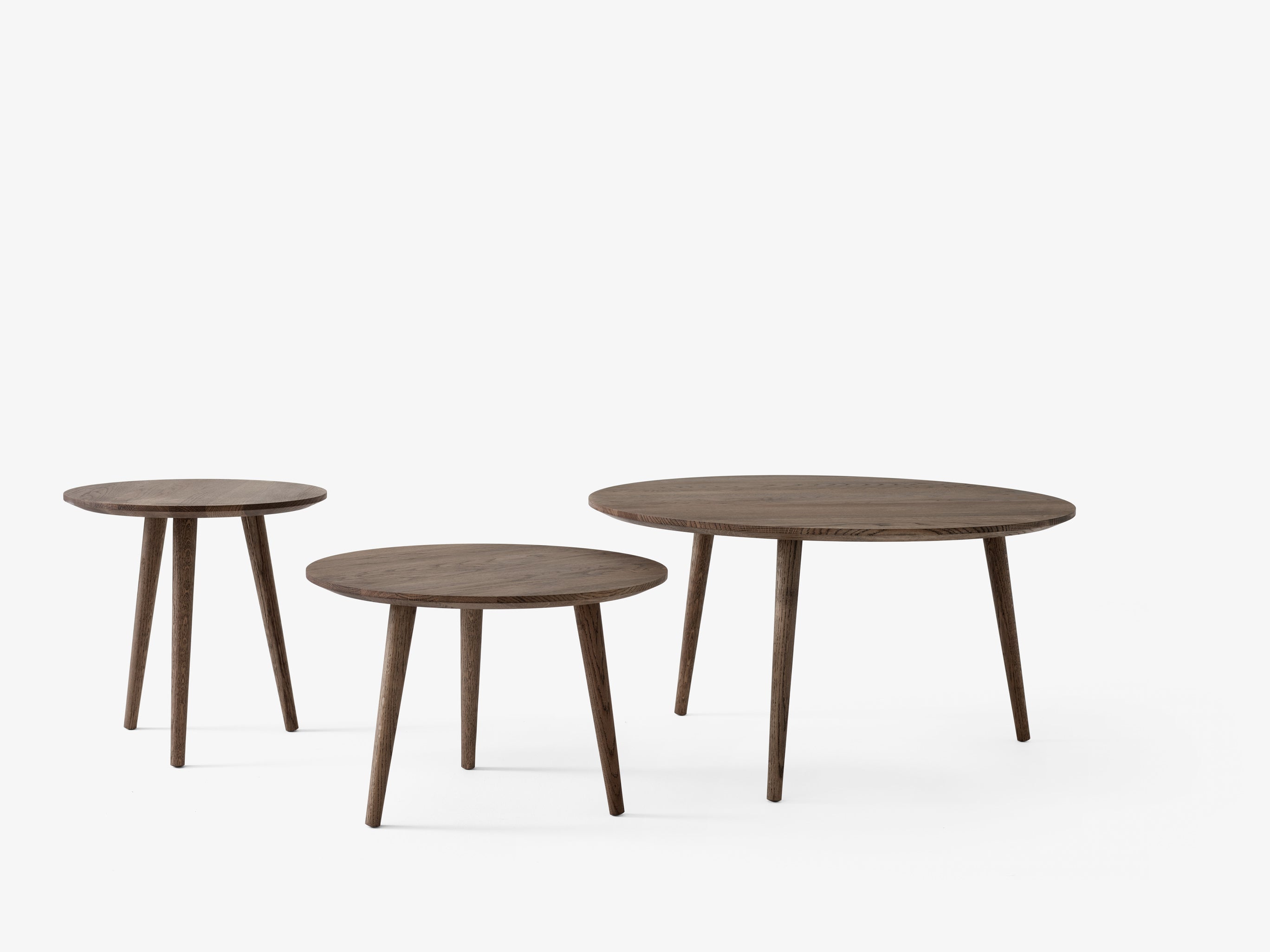 Mesa auxiliar In Between SK13 de &Tradition en roble macizo, diseño minimalista nórdico de Sami Kallio sobre fondo blanco; In Between Side Table SK13 — In-Between-SK13- oiled Oak; In Between Side Table SK13 — In Between_SK13-SK15_Smoked oiled Oak; In Between Side Table SK13 — ATD_Retail_2025_In Between SK13_Betty TK1_Betty TK2_Momento Vase JH41_Momento Vase JH40; In Between Side Table SK13 — In-Between-SK13-Smoked-Oiled-Oak