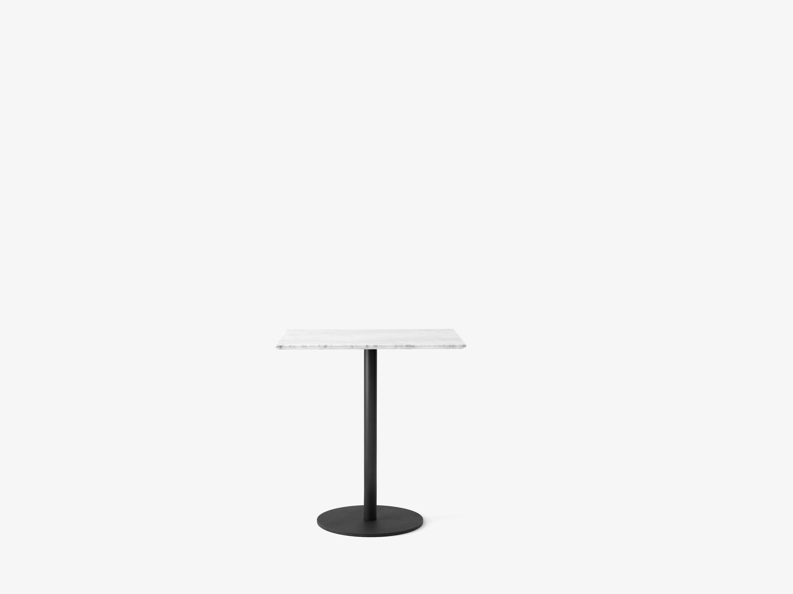 Mesa de café &Tradition In Between SK16 con superficie de linóleo y estructura de acero diseñada por Sami Kallio; In Between Café Table SK16 — In Between SK16_Bronzed_Nero Marquina; In Between Café Table SK16 — In Between SK16_Black_Bianco Carrara; In Between Café Table SK16 — In Between_SK16_Bronzed_Black Fenix Laminate; In Between Café Table SK16 — In Between SK16_Black_Black Fenix Laminate