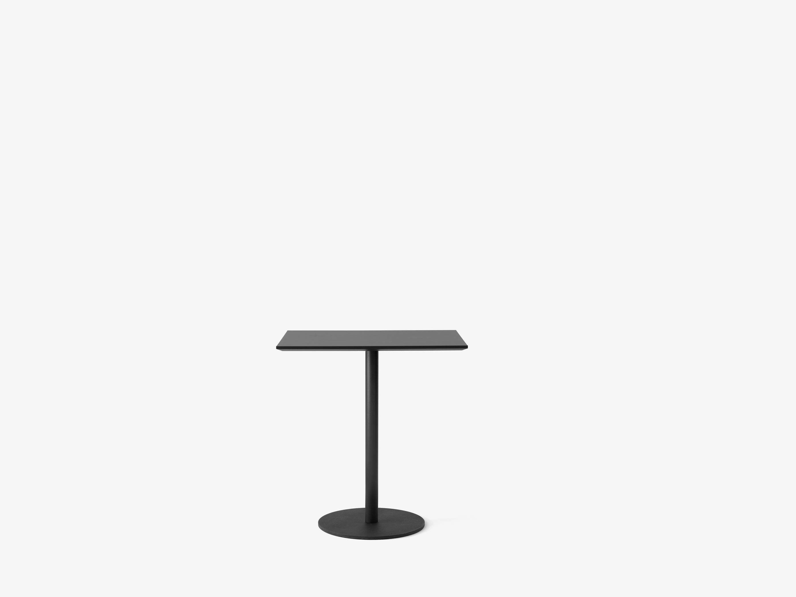 Mesa de café &Tradition In Between SK16 con superficie de linóleo y estructura de acero diseñada por Sami Kallio; In Between Café Table SK16 — In Between SK16_Bronzed_Nero Marquina; In Between Café Table SK16 — In Between SK16_Black_Bianco Carrara; In Between Café Table SK16 — In Between_SK16_Bronzed_Black Fenix Laminate; In Between Café Table SK16 — In Between SK16_Black_Black Fenix Laminate