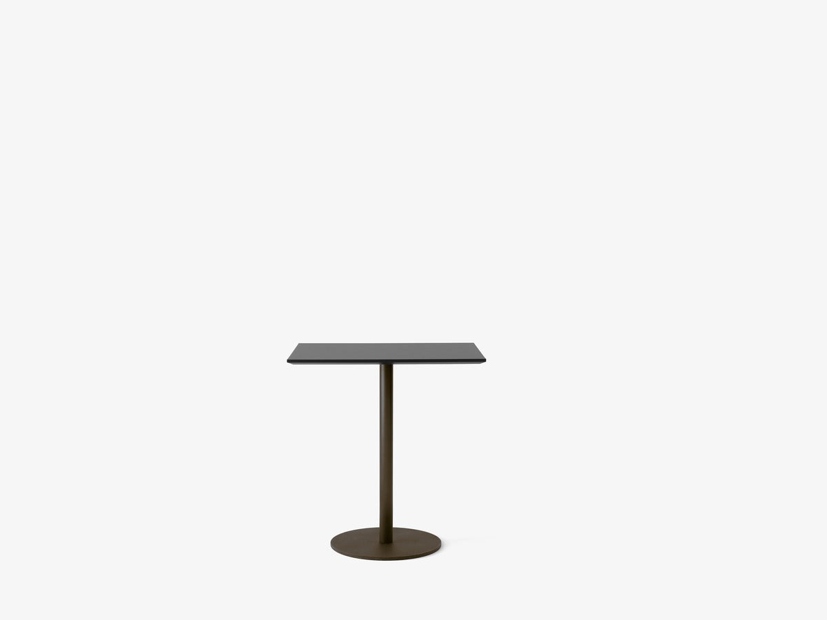 Mesa de café &Tradition In Between SK16 con superficie de linóleo y estructura de acero diseñada por Sami Kallio; In Between Café Table SK16 — In Between SK16_Bronzed_Nero Marquina; In Between Café Table SK16 — In Between SK16_Black_Bianco Carrara; In Between Café Table SK16 — In Between_SK16_Bronzed_Black Fenix Laminate; In Between Café Table SK16 — In Between SK16_Black_Black Fenix Laminate