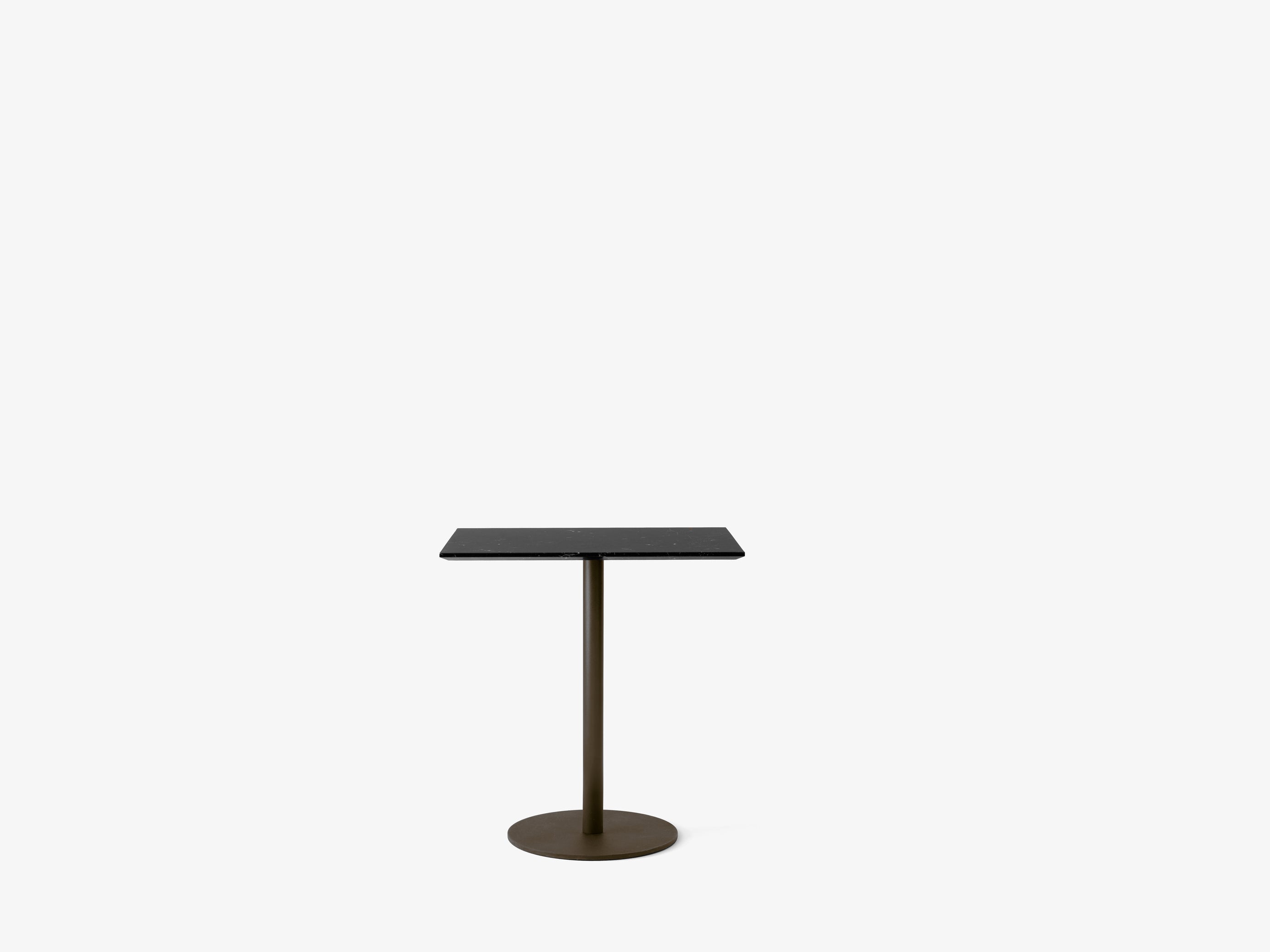 Mesa de café &Tradition In Between SK16 con superficie de linóleo y estructura de acero diseñada por Sami Kallio; In Between Café Table SK16 — In Between SK16_Bronzed_Nero Marquina; In Between Café Table SK16 — In Between SK16_Black_Bianco Carrara; In Between Café Table SK16 — In Between_SK16_Bronzed_Black Fenix Laminate; In Between Café Table SK16 — In Between SK16_Black_Black Fenix Laminate