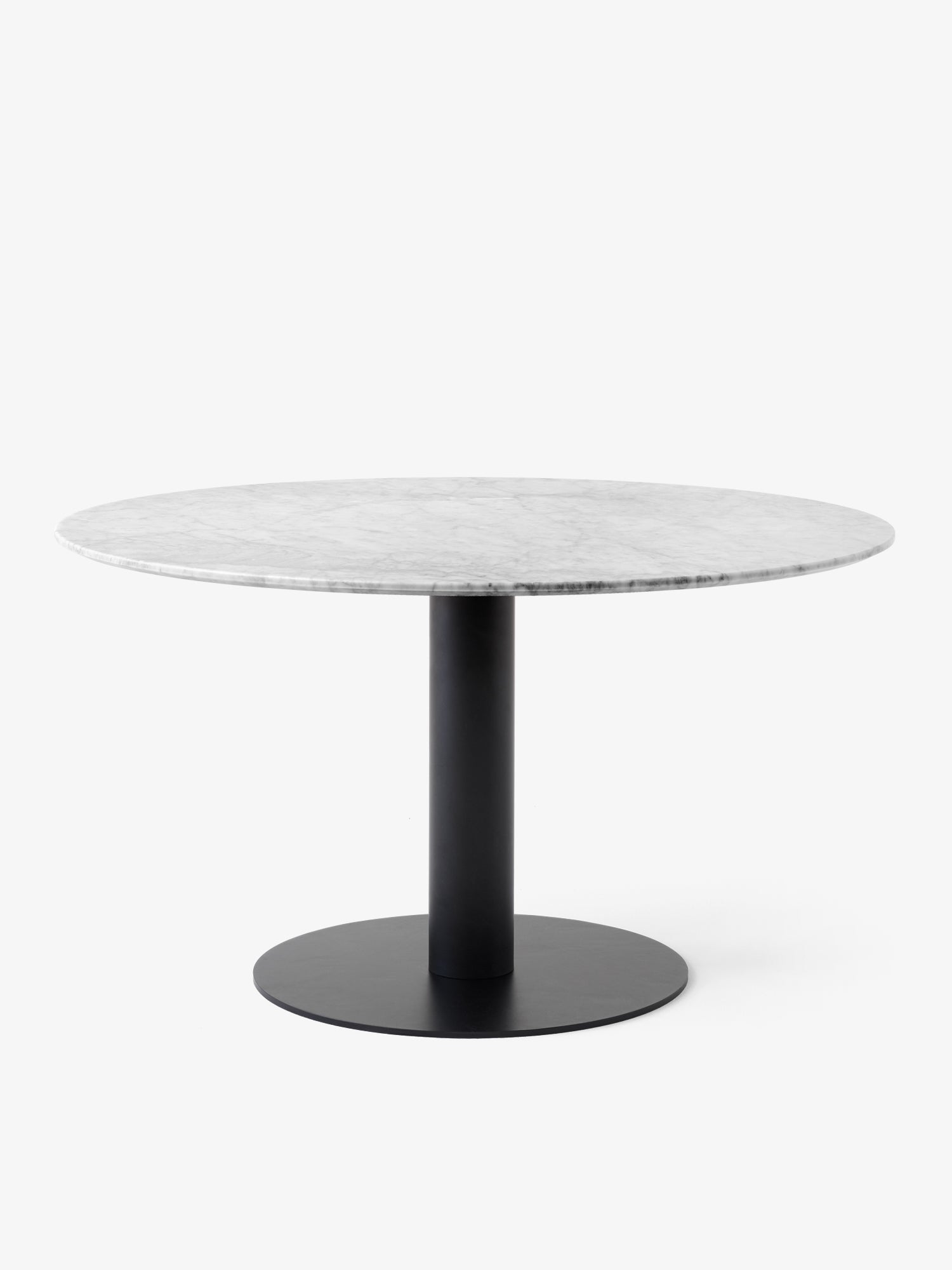 Mesa de comedor In Between SK20 de &Tradition con tablero de linóleo y estructura de acero en diseño minimalista escandinavo; In Between Dining Table SK20 — In Between_SK20_Bronzed_Bianco Carrara; In Between Dining Table SK20 — In Between_SK20_Black_Bianco Carrara; In Between Dining Table SK20 — In Between_SK20_Bronzed_Nero Marquina