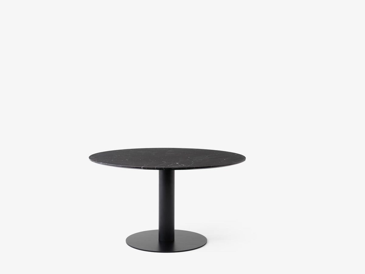 Mesa de comedor In Between SK20 de &Tradition con tablero de linóleo y estructura de acero en diseño minimalista escandinavo; In Between Dining Table SK20 — In Between_SK20_Bronzed_Bianco Carrara; In Between Dining Table SK20 — In Between_SK20_Black_Bianco Carrara; In Between Dining Table SK20 — In Between_SK20_Bronzed_Nero Marquina