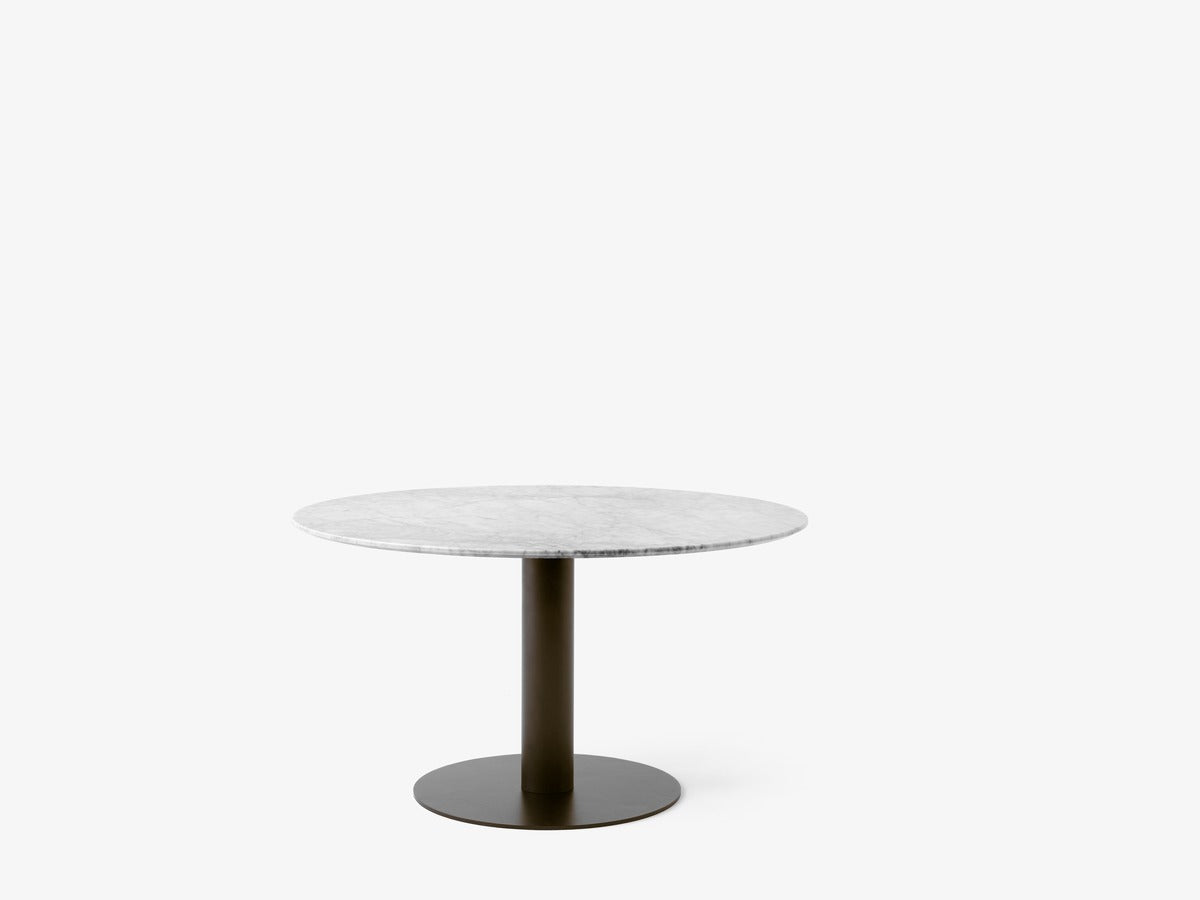 Mesa de comedor In Between SK20 de &Tradition con tablero de linóleo y estructura de acero en diseño minimalista escandinavo; In Between Dining Table SK20 — In Between_SK20_Bronzed_Bianco Carrara; In Between Dining Table SK20 — In Between_SK20_Black_Bianco Carrara; In Between Dining Table SK20 — In Between_SK20_Bronzed_Nero Marquina