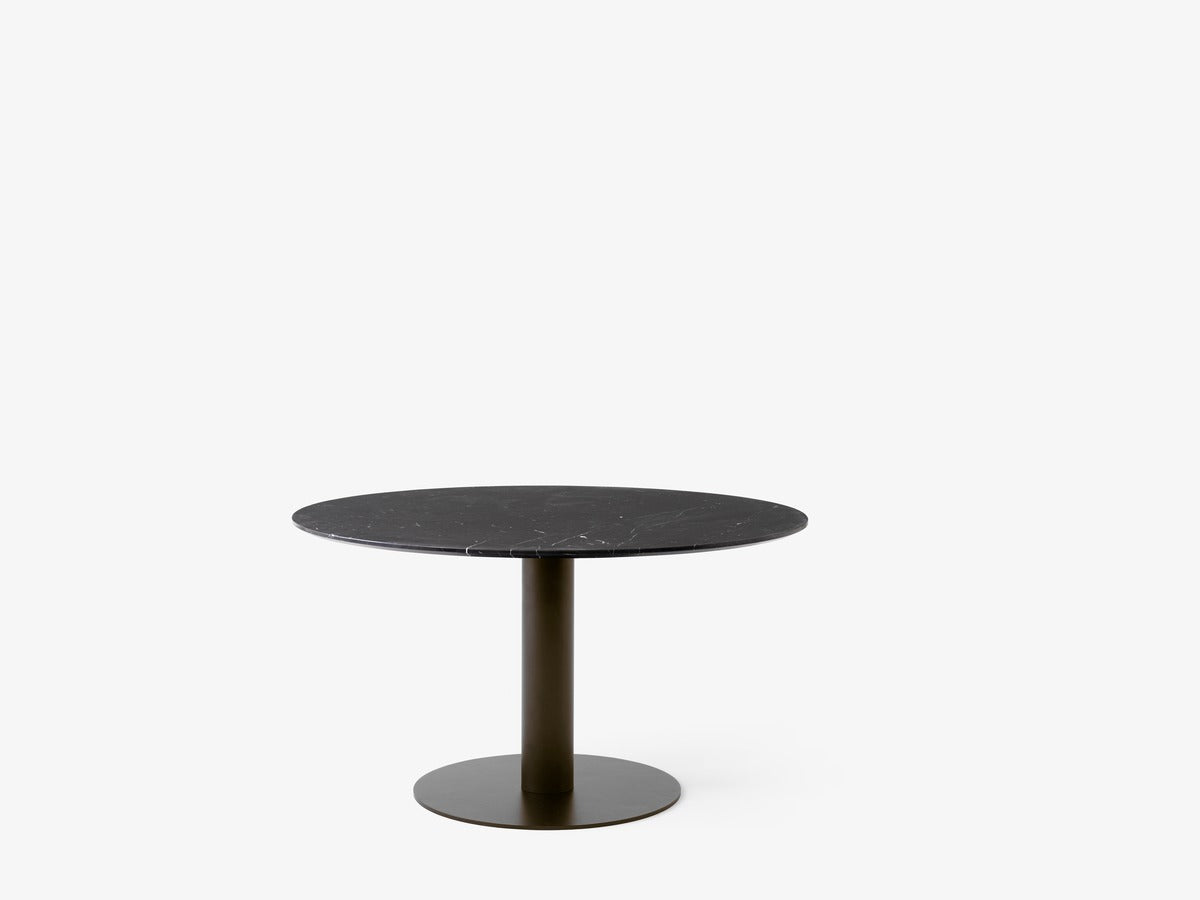Mesa de comedor In Between SK20 de &Tradition con tablero de linóleo y estructura de acero en diseño minimalista escandinavo; In Between Dining Table SK20 — In Between_SK20_Bronzed_Bianco Carrara; In Between Dining Table SK20 — In Between_SK20_Black_Bianco Carrara; In Between Dining Table SK20 — In Between_SK20_Bronzed_Nero Marquina