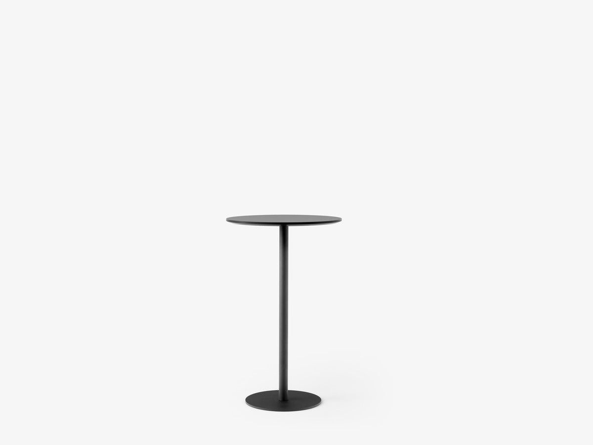 Mesa bar In Between SK22 de &Tradition con tablero laminado y patas de acero negro, diseño minimalista nórdico de Sami Kallio; In Between Bar Table SK22 — In Between_SK22_Black_Black Fenix Laminate_SLO