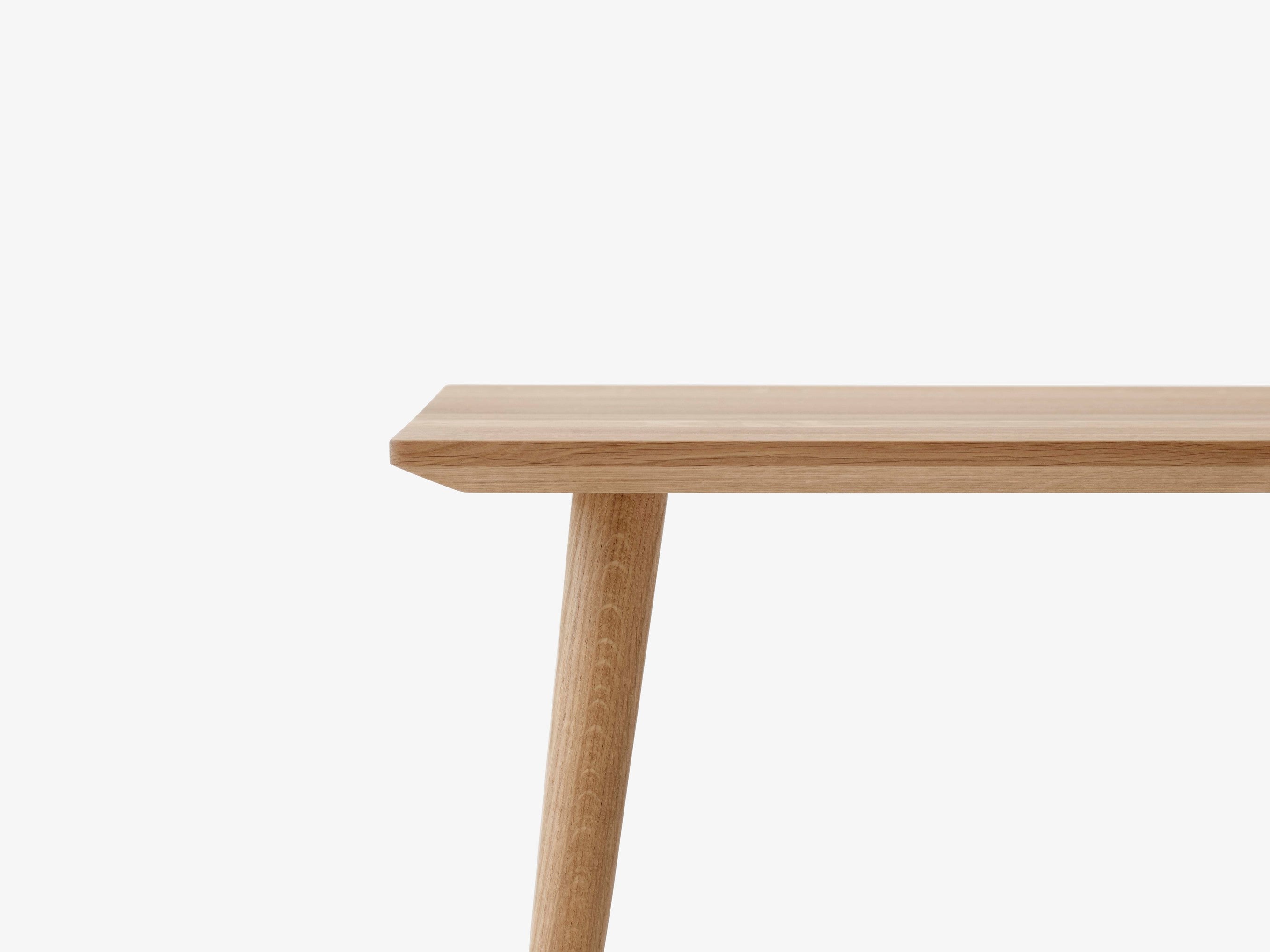Mesa de centro In Between SK23 de &Tradition en roble macizo con diseño minimalista nórdico de Sami Kallio; In Between Coffee Table SK23 — ATD_Retail_2021_In Between SK23_Journey SHY1_Develius EV1E; In Between Coffee Table SK23 — In Between SK23-SK24_Oiled Oak_Close up; In Between Coffee Table SK23 — In Between SK23 &amp; SK24_Oiled Oak; In Between Coffee Table SK23 — In Between SK23_Smoked Oiled Oak