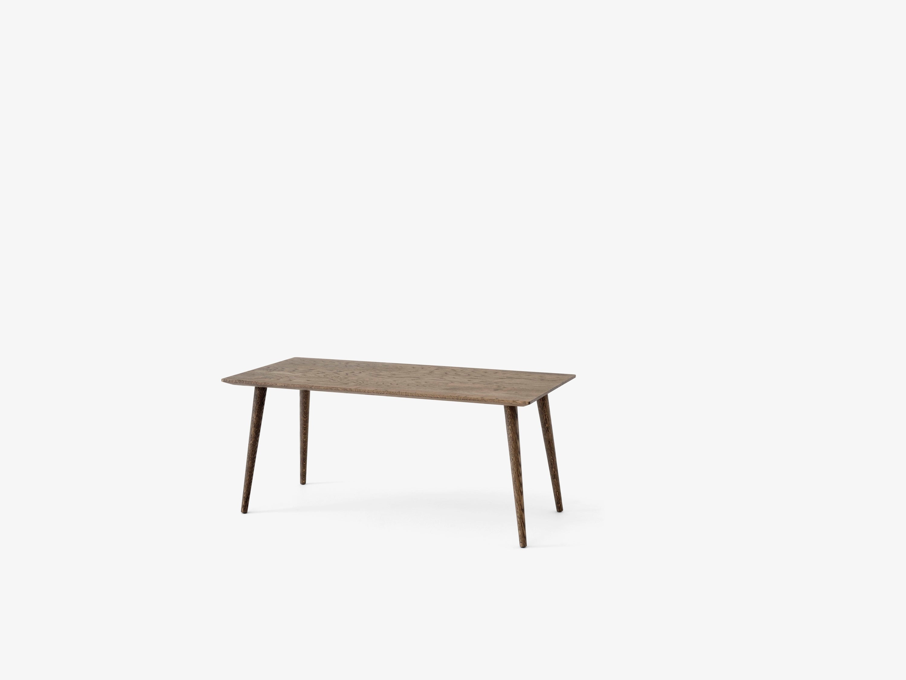 Mesa de centro In Between SK23 de &Tradition en roble macizo con diseño minimalista nórdico de Sami Kallio; In Between Coffee Table SK23 — ATD_Retail_2021_In Between SK23_Journey SHY1_Develius EV1E; In Between Coffee Table SK23 — In Between SK23-SK24_Oiled Oak_Close up; In Between Coffee Table SK23 — In Between SK23 &amp; SK24_Oiled Oak; In Between Coffee Table SK23 — In Between SK23_Smoked Oiled Oak