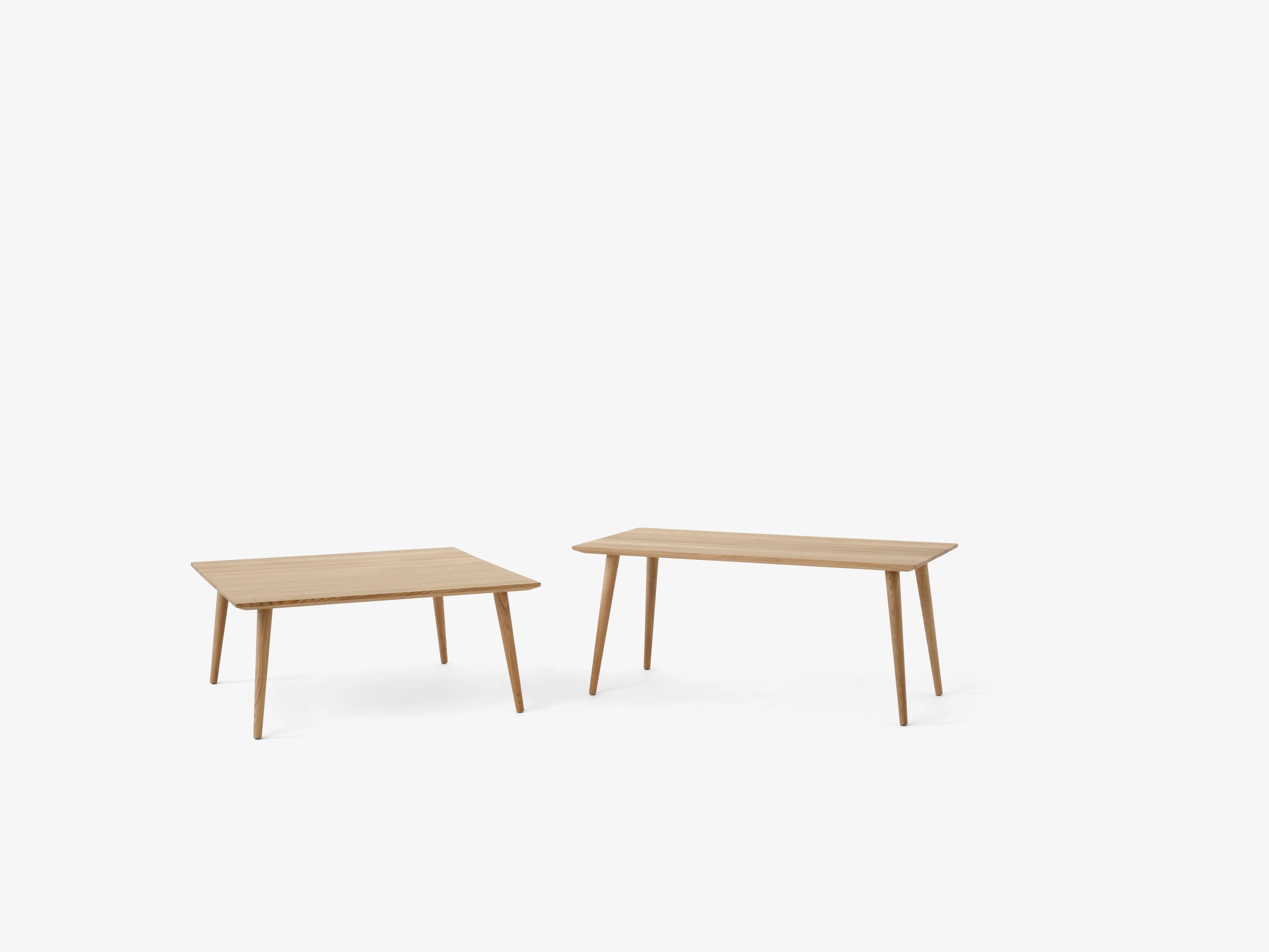 Mesa de centro In Between SK23 de &Tradition en roble macizo con diseño minimalista nórdico de Sami Kallio; In Between Coffee Table SK23 — ATD_Retail_2021_In Between SK23_Journey SHY1_Develius EV1E; In Between Coffee Table SK23 — In Between SK23-SK24_Oiled Oak_Close up; In Between Coffee Table SK23 — In Between SK23 &amp; SK24_Oiled Oak; In Between Coffee Table SK23 — In Between SK23_Smoked Oiled Oak