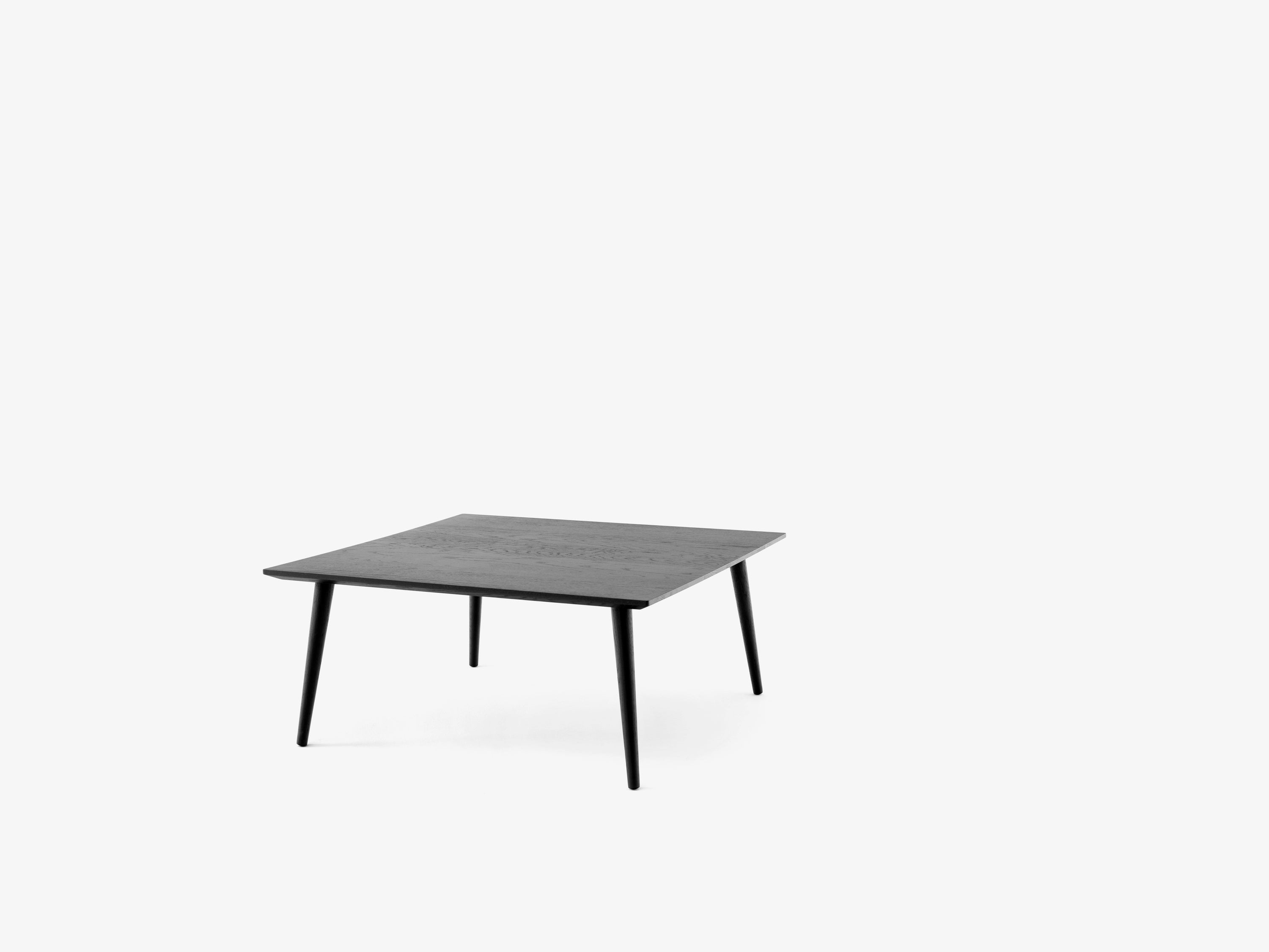 Mesa de centro In Between SK24 de &Tradition en roble macizo con diseño minimalista escandinavo de Sami Kallio; In Between Coffee Table SK24 — In Between SK24_Smoked Oiled Oak; In Between Coffee Table SK24 — In Between SK24_Oiled Oak