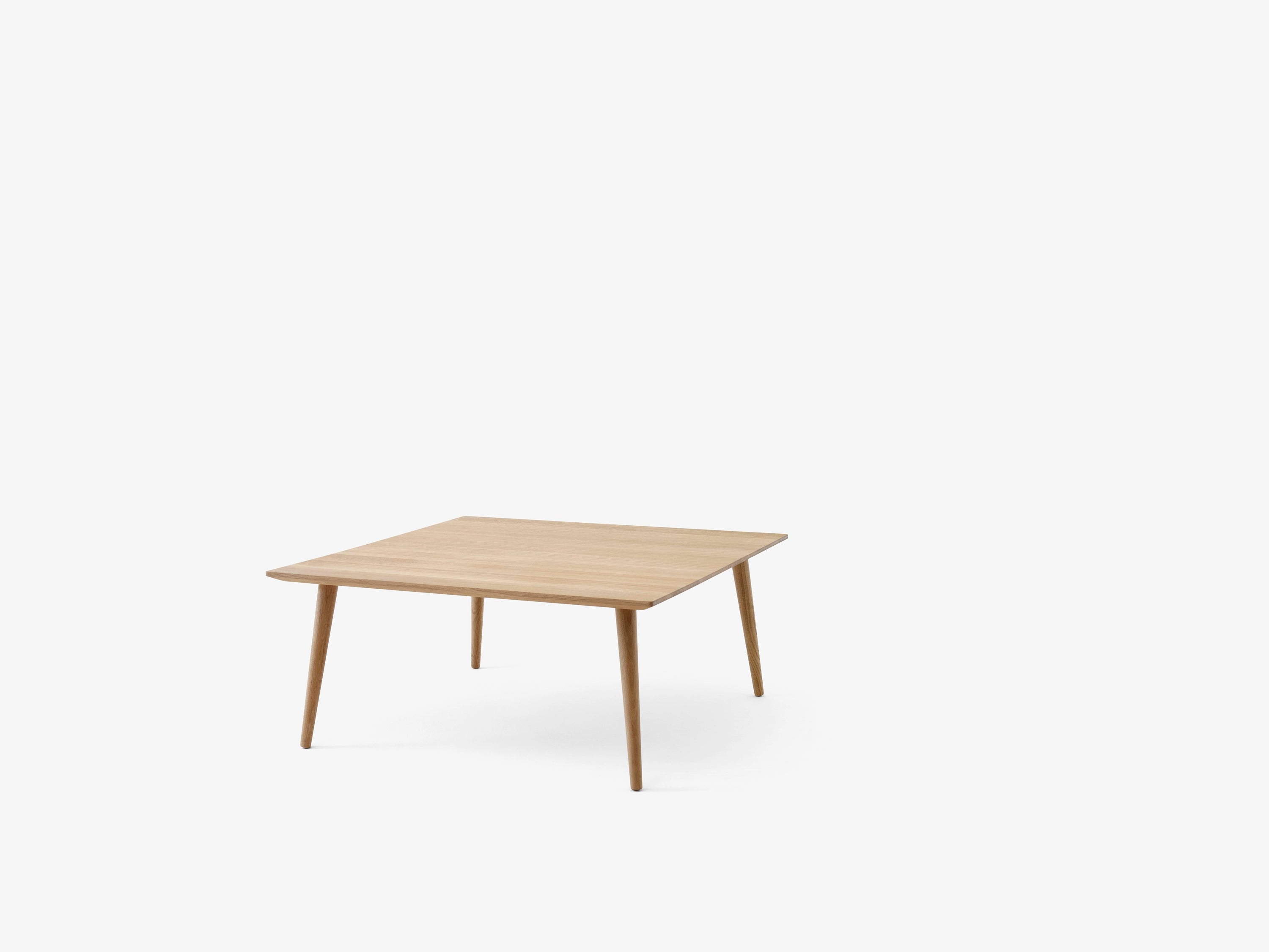 Mesa de centro In Between SK24 de &Tradition en roble macizo con diseño minimalista escandinavo de Sami Kallio; In Between Coffee Table SK24 — In Between SK24_Smoked Oiled Oak; In Between Coffee Table SK24 — In Between SK24_Oiled Oak
