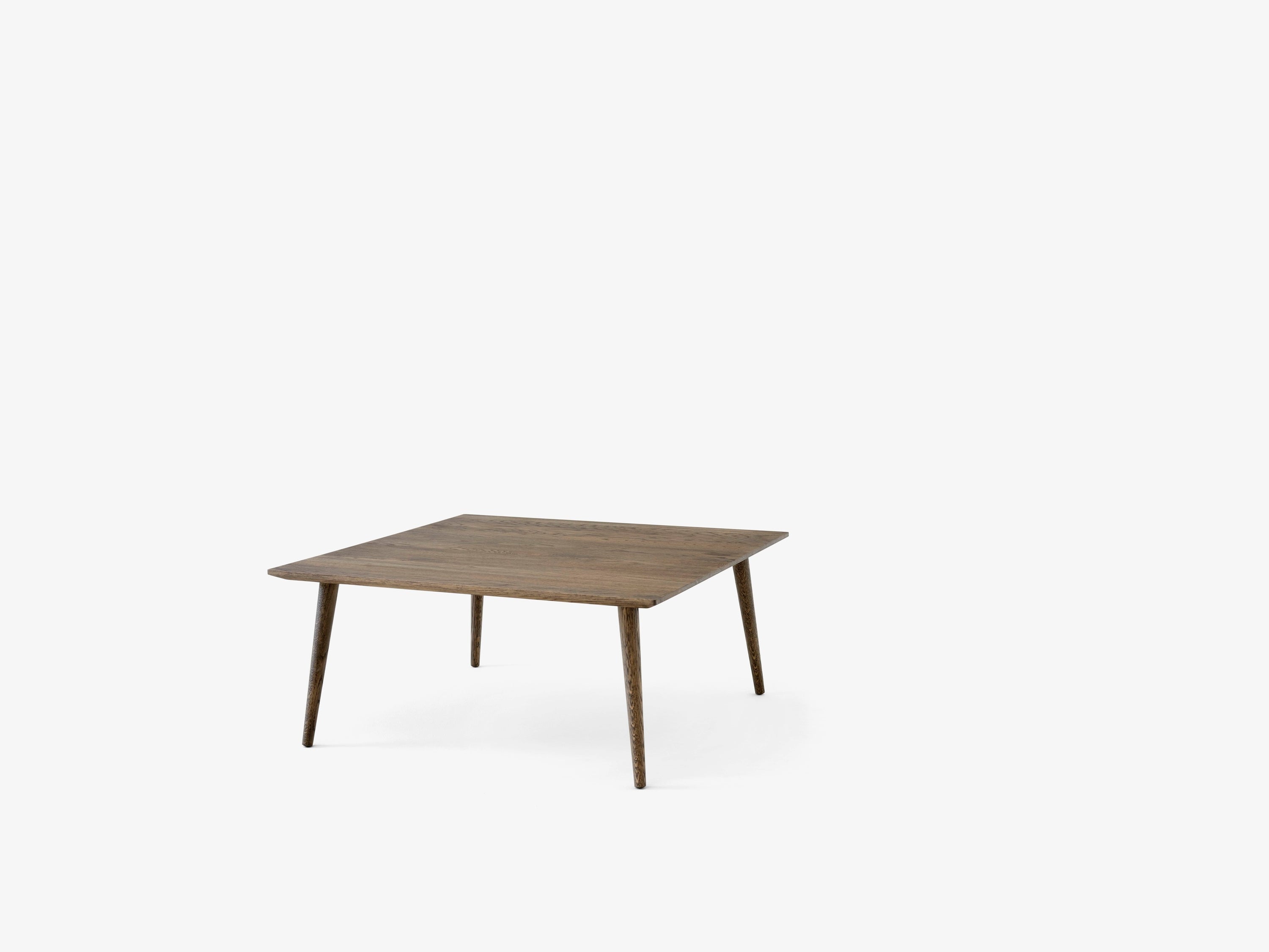 Mesa de centro In Between SK24 de &Tradition en roble macizo con diseño minimalista escandinavo de Sami Kallio; In Between Coffee Table SK24 — In Between SK24_Smoked Oiled Oak; In Between Coffee Table SK24 — In Between SK24_Oiled Oak