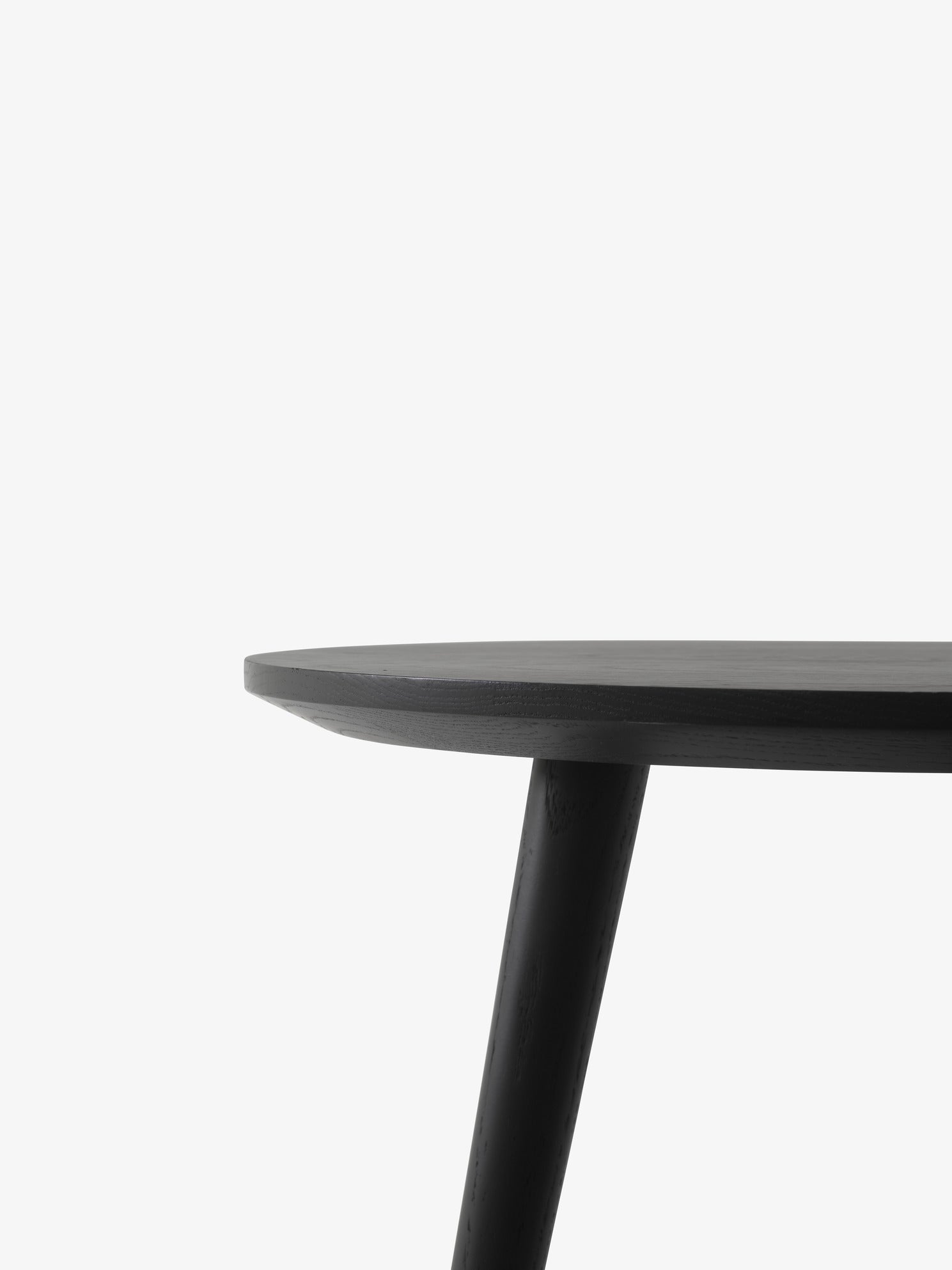 Mesa de comedor In Between SK3 de &Tradition en nogal macizo con diseño minimalista nórdico de Sami Kallio sobre fondo blanco; In Between Dining Table SK3 — ATD_Retail_2024_In Between SK3_Betty TK9; In Between Dining Table SK3 — IN BETWEEN TABLE_SK3_Stained Black OakMarble Light; In Between Dining Table SK3 — In Between_SK3_Walnut; In Between Dining Table SK3 — In Between SK3-SK4_Black Lacquered Oak