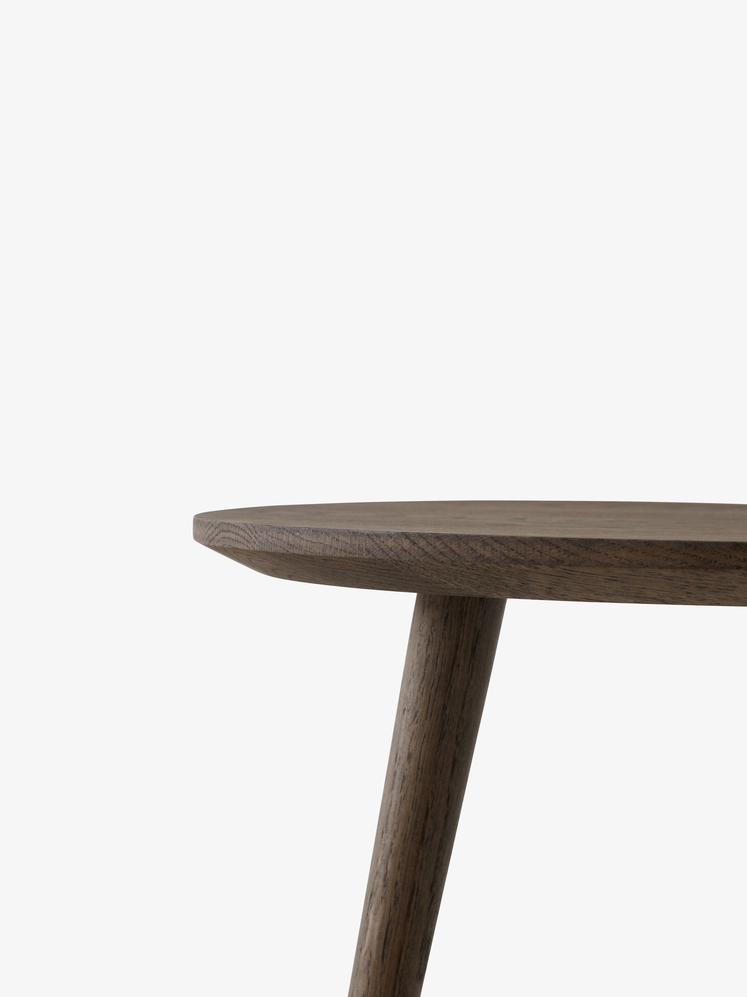 Mesa de comedor In Between SK3 de &Tradition en nogal macizo con diseño minimalista nórdico de Sami Kallio sobre fondo blanco; In Between Dining Table SK3 — ATD_Retail_2024_In Between SK3_Betty TK9; In Between Dining Table SK3 — IN BETWEEN TABLE_SK3_Stained Black OakMarble Light; In Between Dining Table SK3 — In Between_SK3_Walnut; In Between Dining Table SK3 — In Between SK3-SK4_Black Lacquered Oak