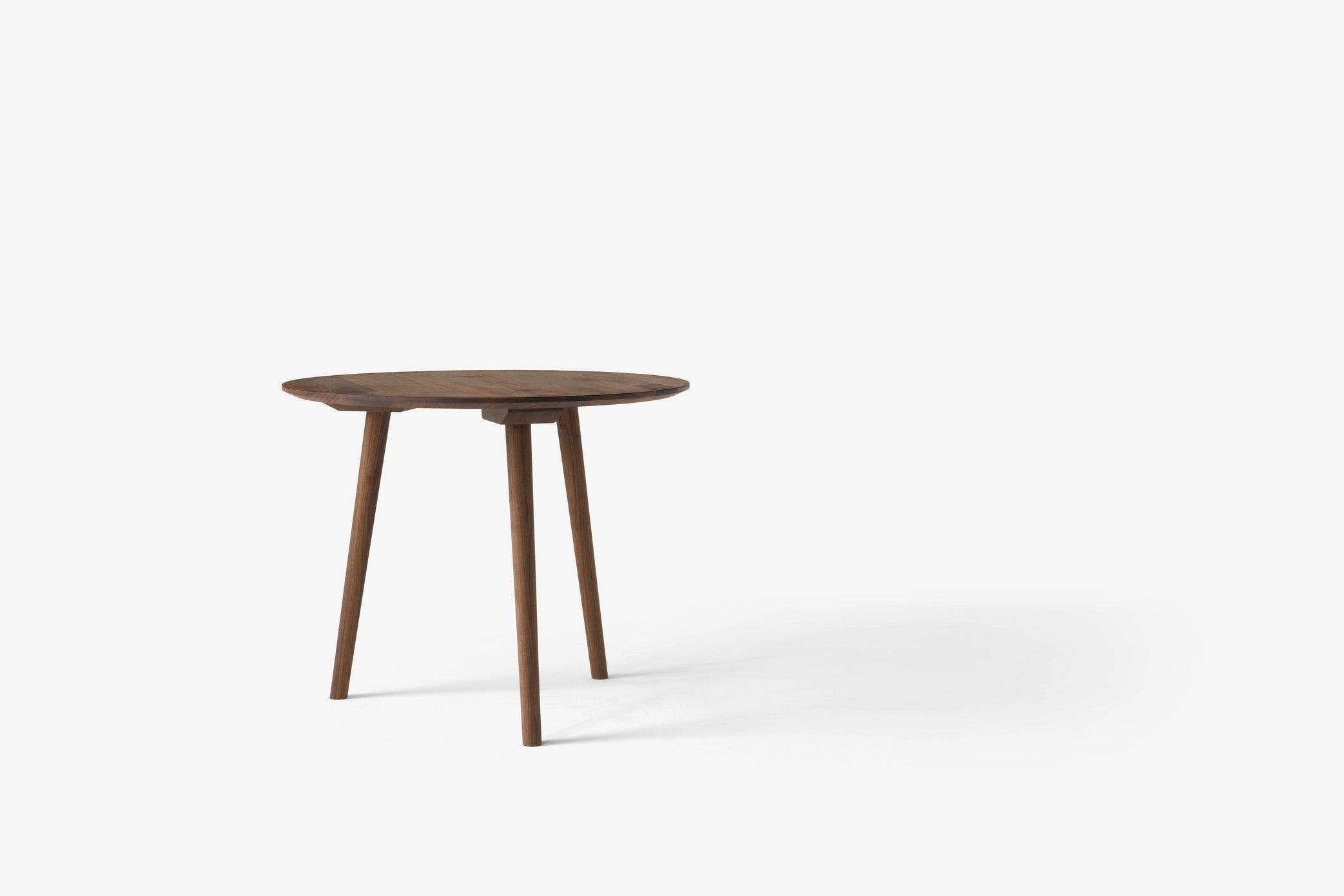 Mesa de comedor In Between SK3 de &Tradition en nogal macizo con diseño minimalista nórdico de Sami Kallio sobre fondo blanco; In Between Dining Table SK3 — ATD_Retail_2024_In Between SK3_Betty TK9; In Between Dining Table SK3 — IN BETWEEN TABLE_SK3_Stained Black OakMarble Light; In Between Dining Table SK3 — In Between_SK3_Walnut; In Between Dining Table SK3 — In Between SK3-SK4_Black Lacquered Oak