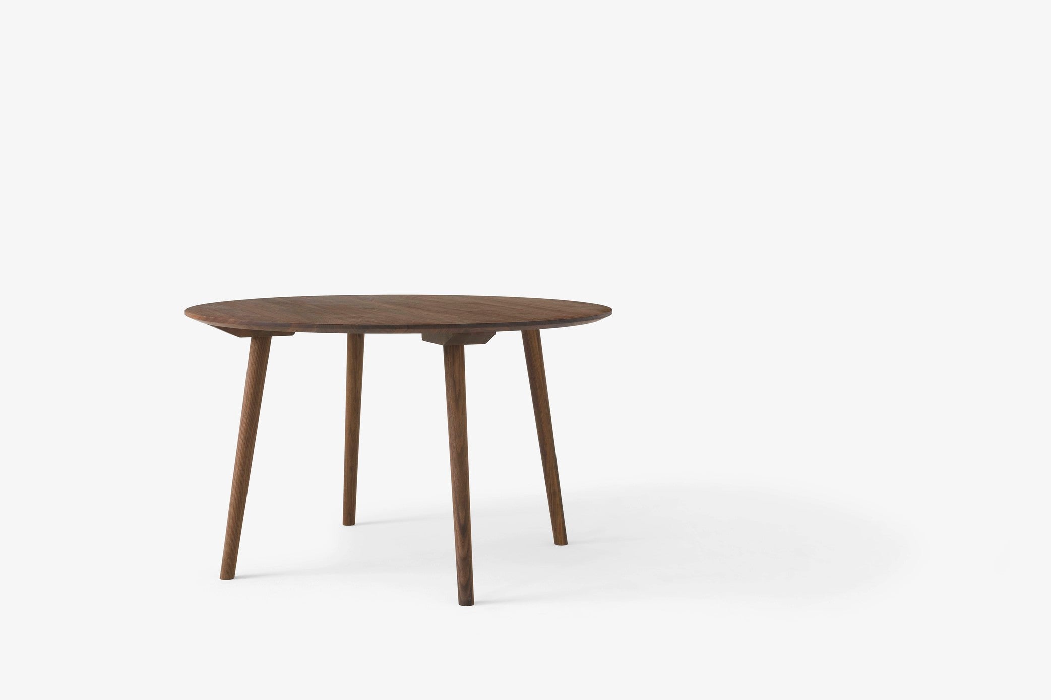 Mesa de comedor &Tradition In Between SK4 en nogal macizo con diseño minimalista nórdico de Sami Kallio sobre fondo blanco; In Between Dining Table SK4 — IN BETWEEN TABLE_SK4_SMOKED OLIED OAK; In Between Dining Table SK4 — In-Between-SK4-Walnut; In Between Dining Table SK4 — IN BETWEEN TABLE_SK4_WHITE OLIED OAK; In Between Dining Table SK4 — In Between_SK4_walnut