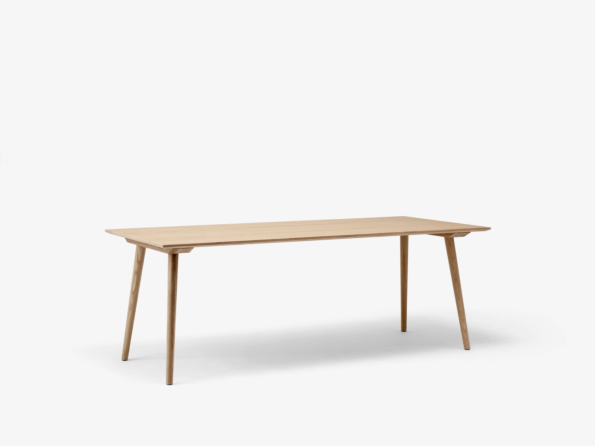 Mesa de comedor &Tradition In Between SK5 con tablero de linóleo negro y patas de roble macizo, diseño minimalista nórdico; In Between Dining Table SK5 — IN_BETWEEN_SK5_BLACK_SIDE; In Between Dining Table SK5 — IN_BETWEEN_SK5_SMOKED_OAK_SIDE; In Between Dining Table SK5 — IN_BETWEEN_SK5_BLACK; In Between Dining Table SK5 — ATD_Retail_2021_In Between SK5_Flowerpot VP3_Rely HW31_Collect _ Planter SC69 &amp; SC71 